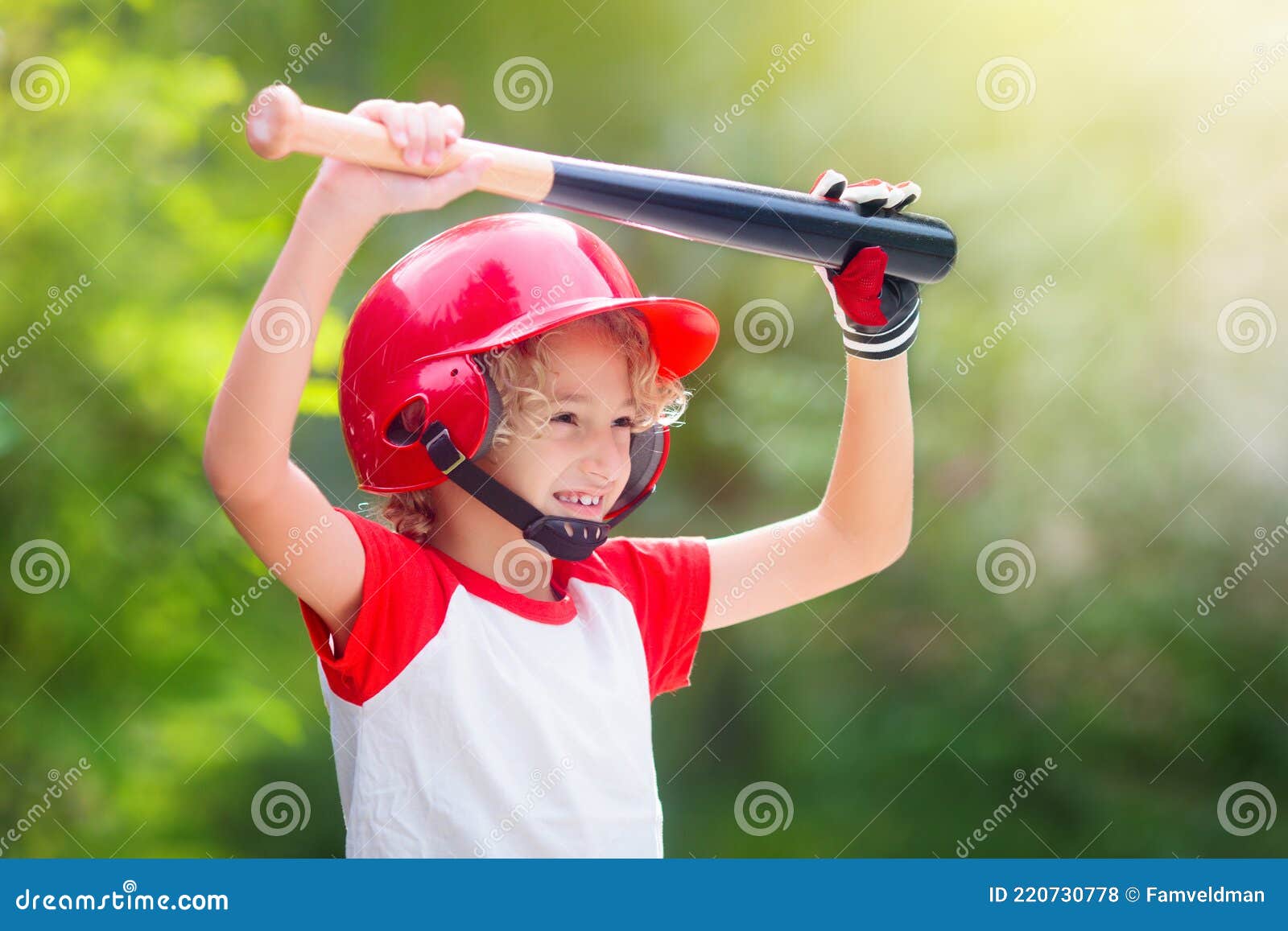 dramatisch kopiëren wortel Kinderen Spelen Honkbal. Kind Met Knuppel En Bal Stock Foto - Image of  honkbal, vriendschap: 220730778