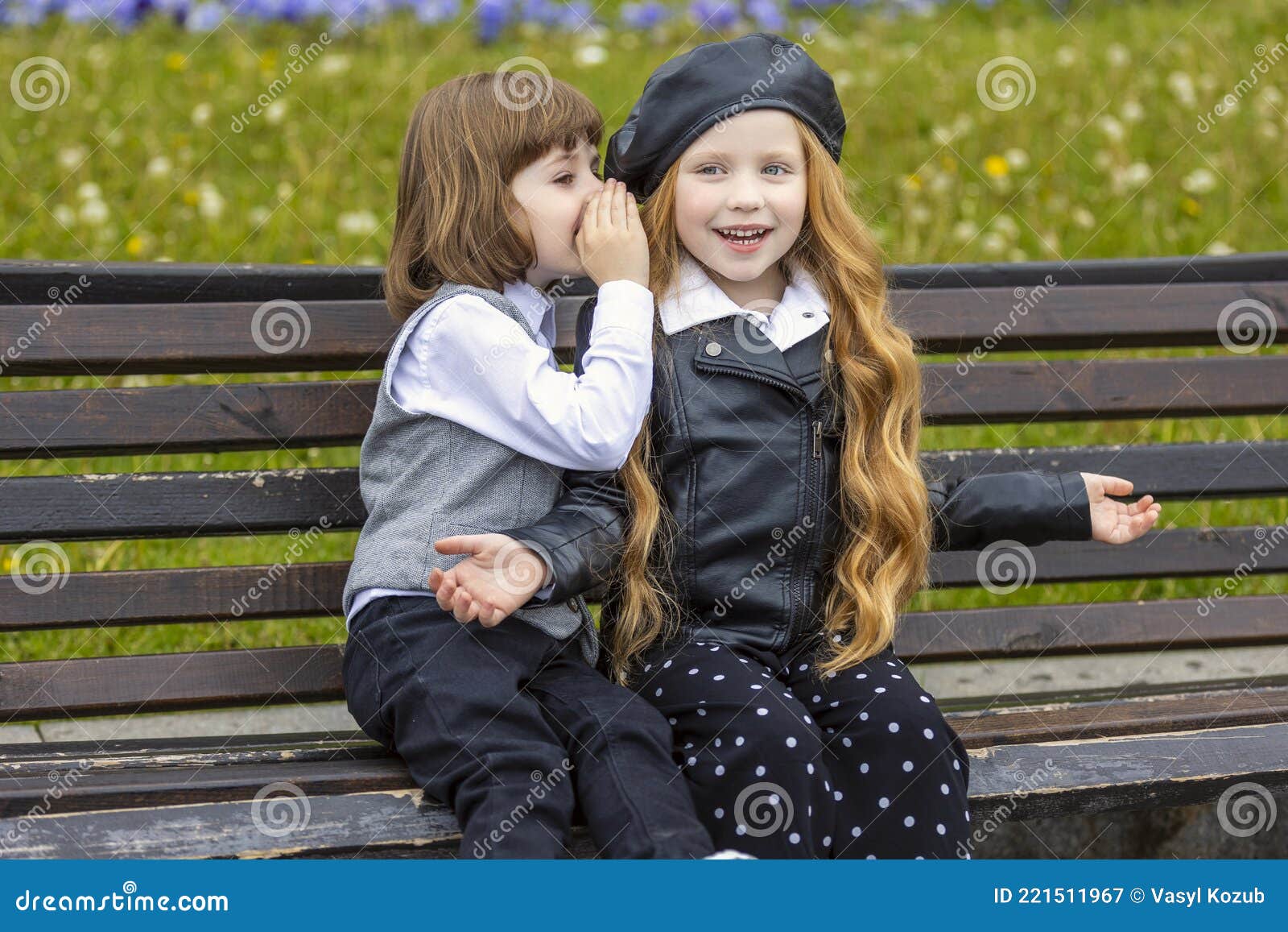 Kinderen Zitten Op Een Bankje in De Stad Stock Afbeelding - Image of  kinderen, liefde: 221511967
