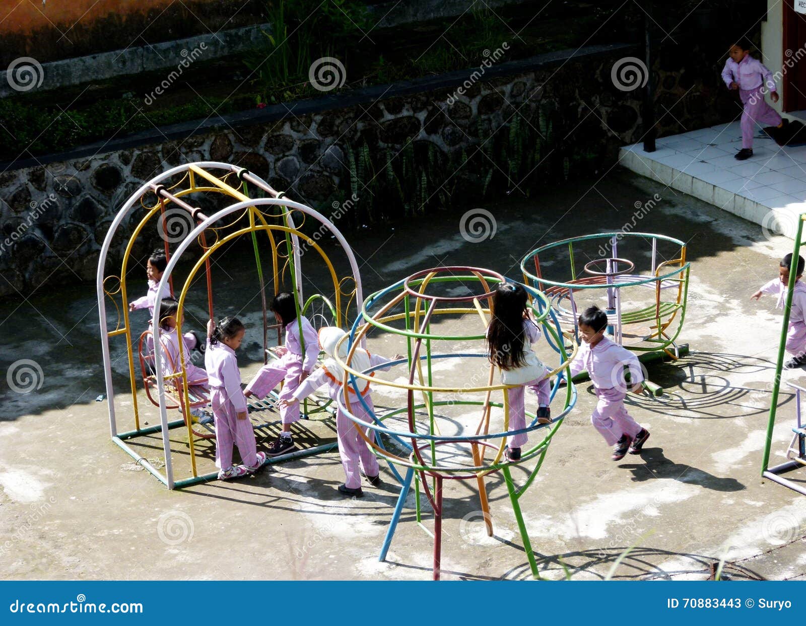 Kindergarten. Les étudiants de jardin d'enfants jouaient en dehors de la salle de classe Karanganyar, Java-Centrale, Indonésie
