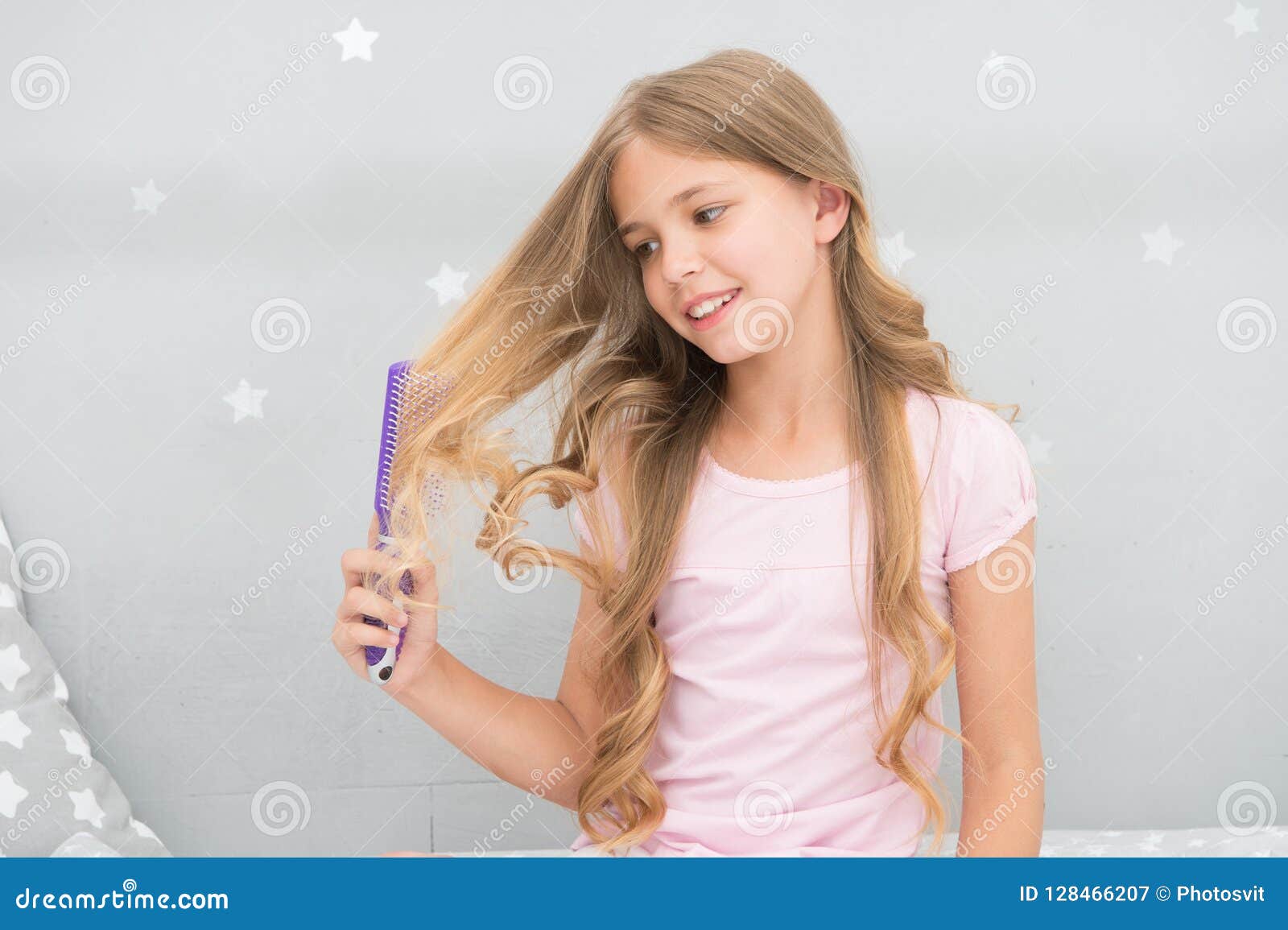 Kindergelockte Frisurgriffhaarburste Oder Kamm Tragen Sie Ol Auf Bevor Sie Haar Kammen Gesundes Haar Conditioner Oder Maske Org Stockbild Bild Von Schmierol Lang 128466207