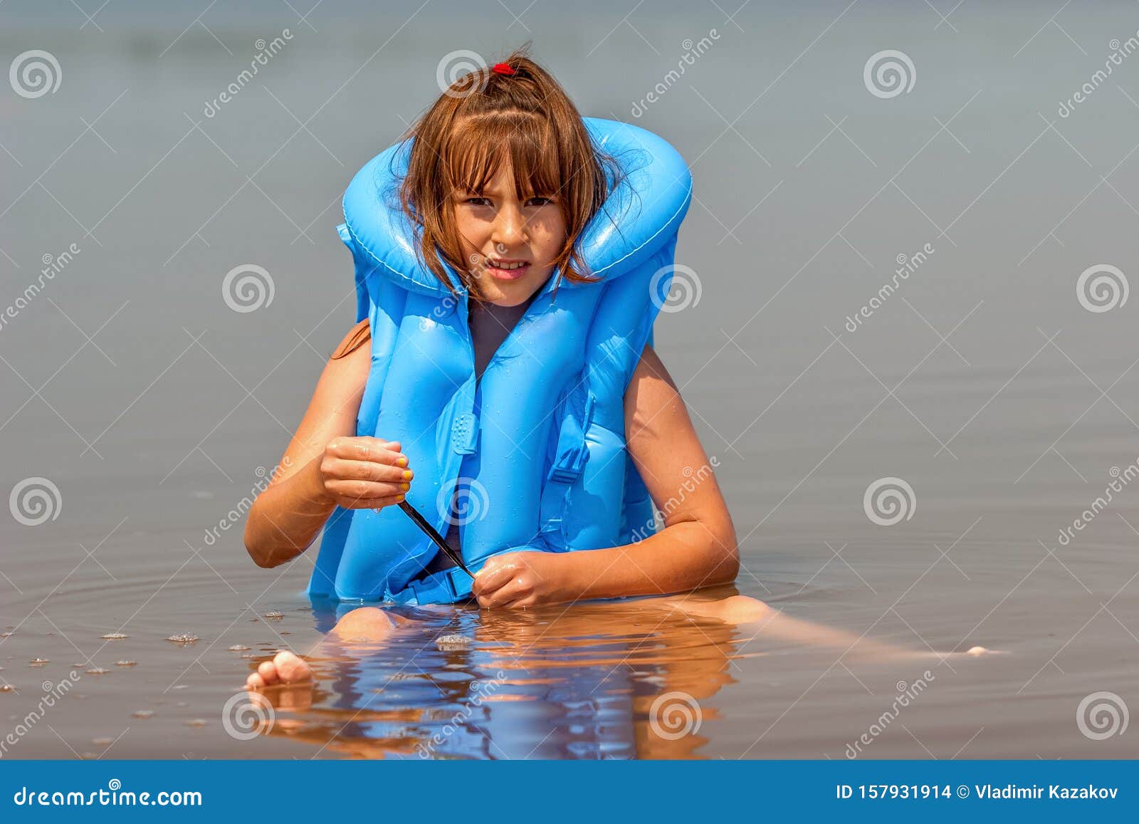Kindermeisje in Een Blauw Opblaasbaar Zwemvest Wordt in Het Water ...