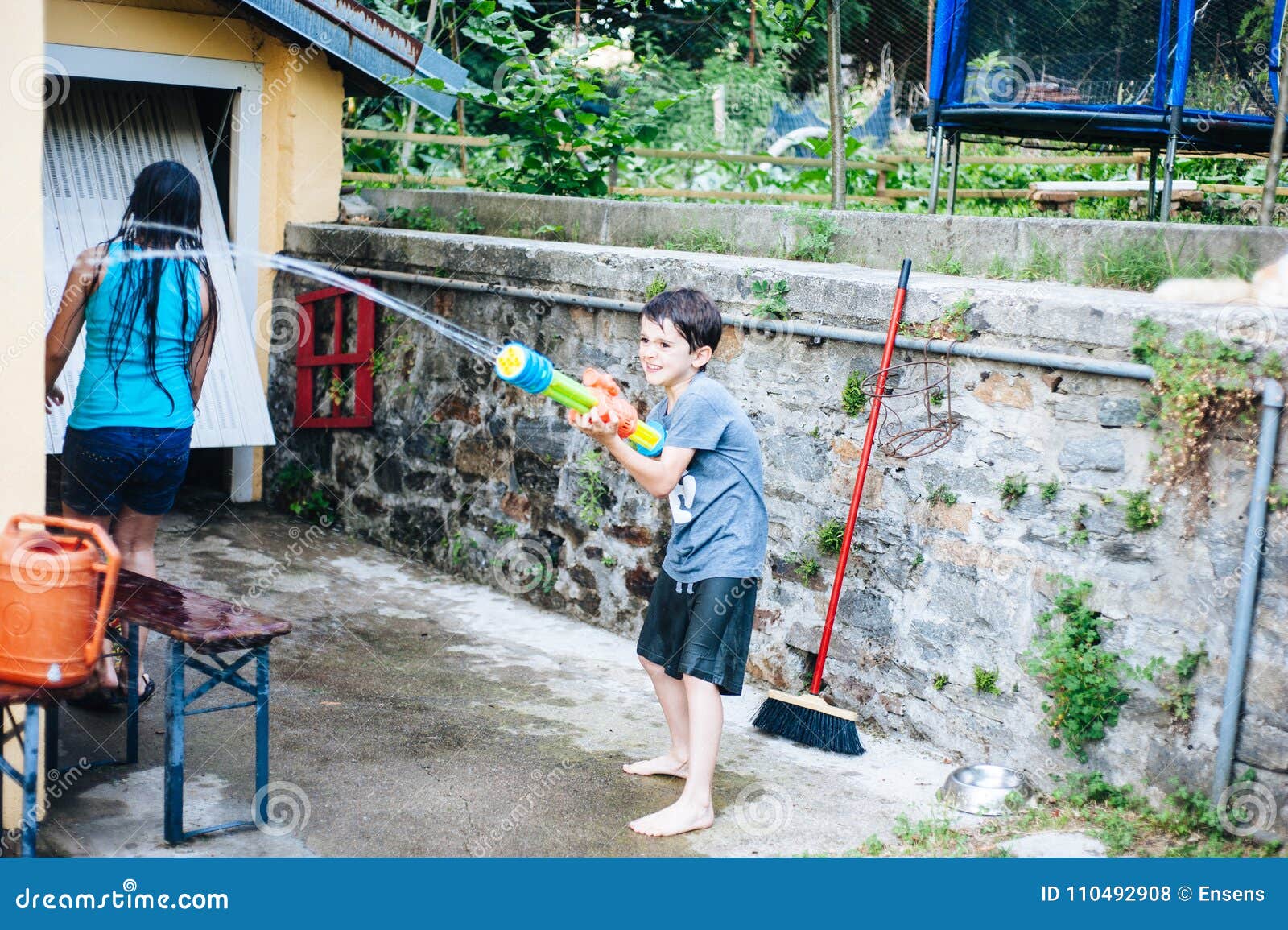 Kinderspiel Im Garten Mit Gewehren Und Wassergewehren Auf