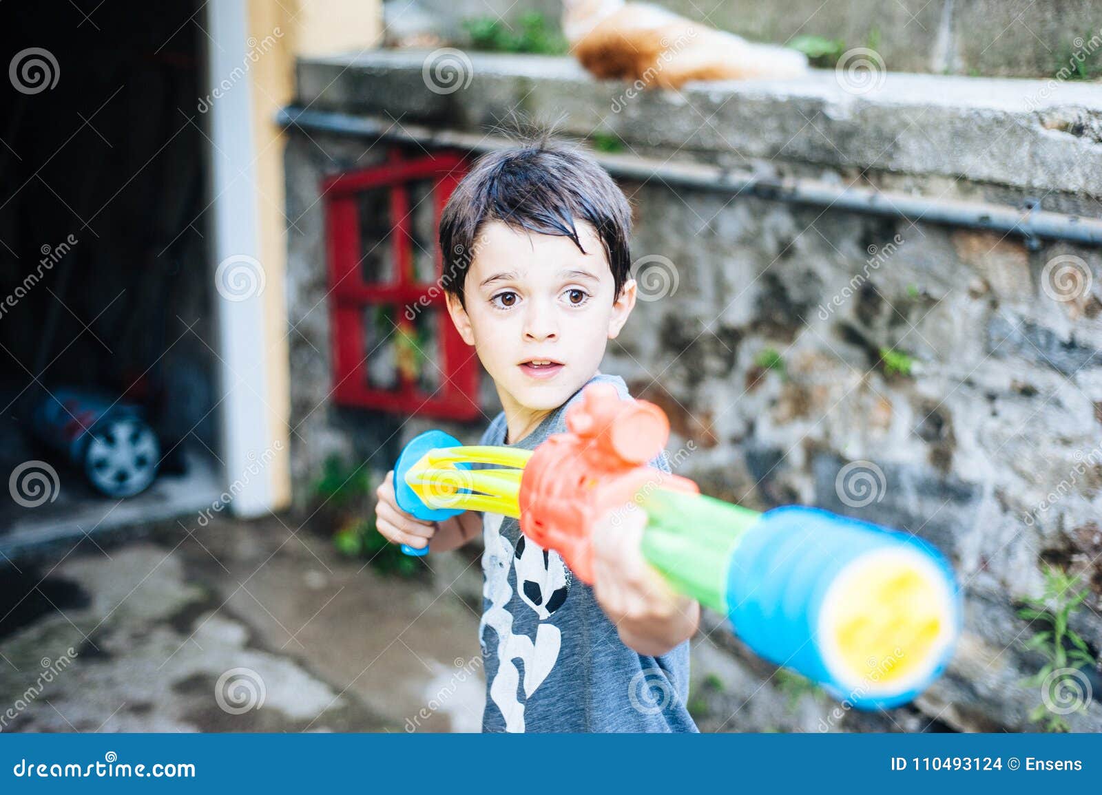 Kinderspiel Im Garten Mit Gewehren Und Wassergewehren Auf