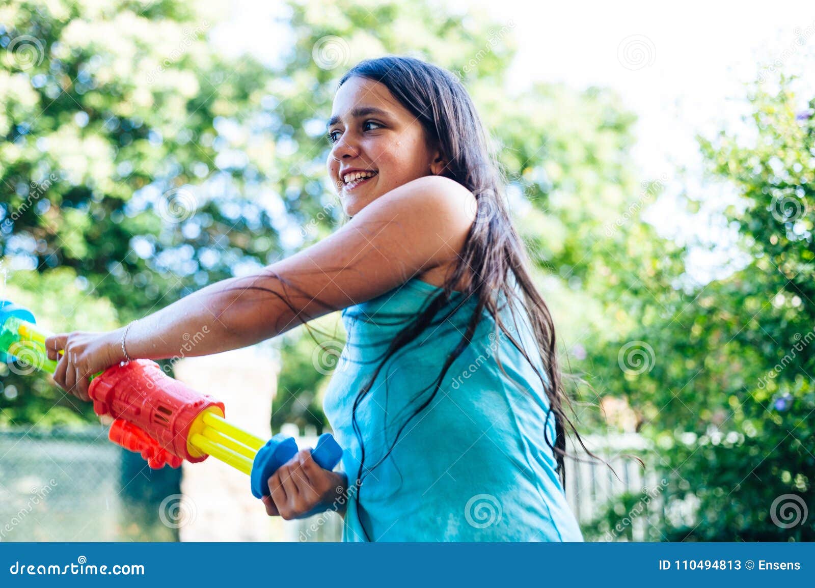 Kinderspiel Im Garten Mit Gewehren Und Wassergewehren Auf