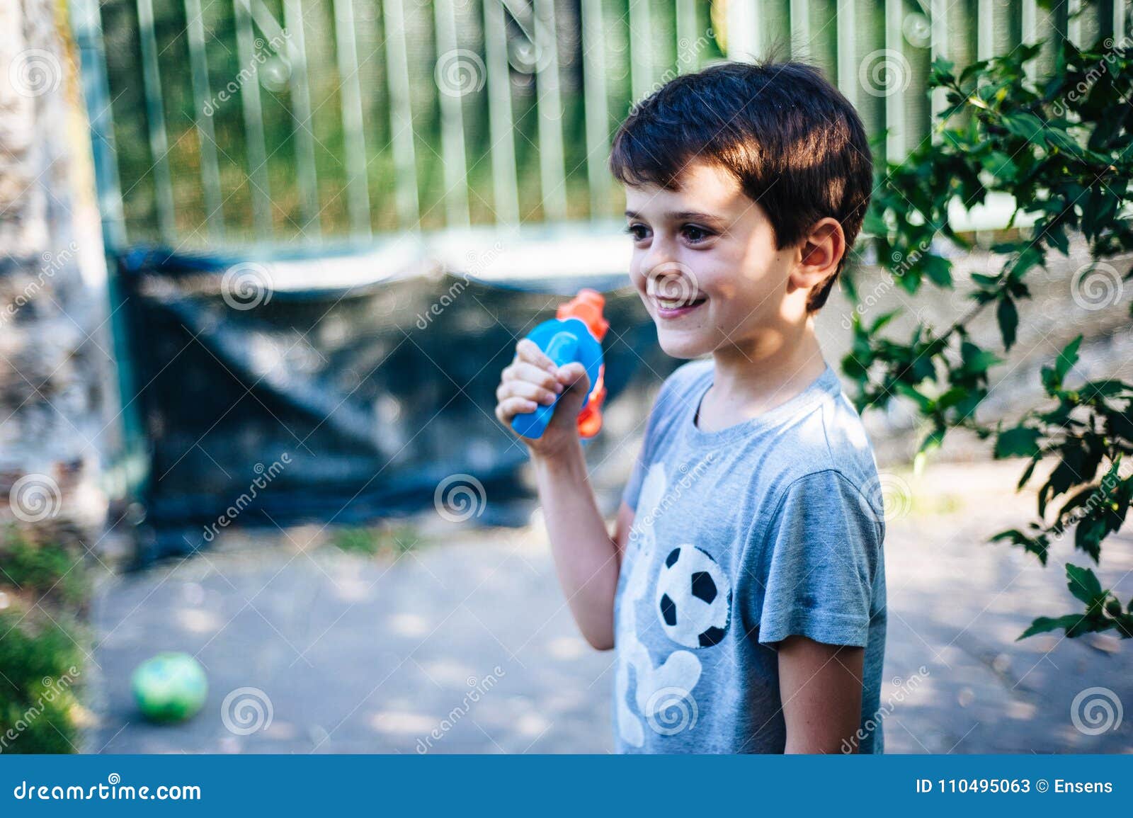 Kinderspiel Im Garten Mit Gewehren Und Wassergewehren Auf