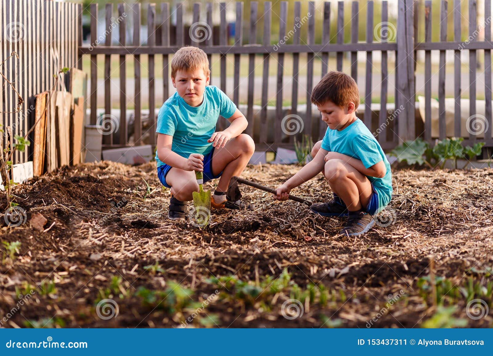 Kinderspiel Mit Dem Boden Im Garten Stockbild Bild von