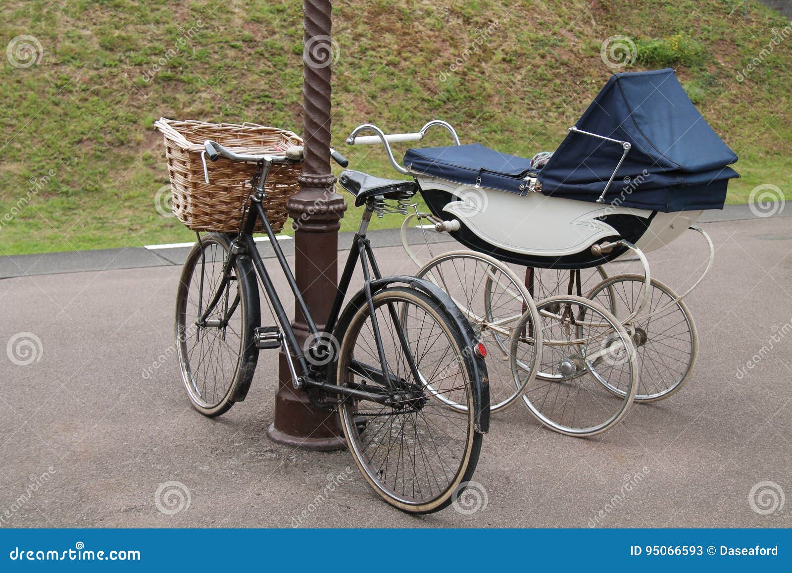 Kinderwagen en Fiets stock afbeelding. Image 95066593