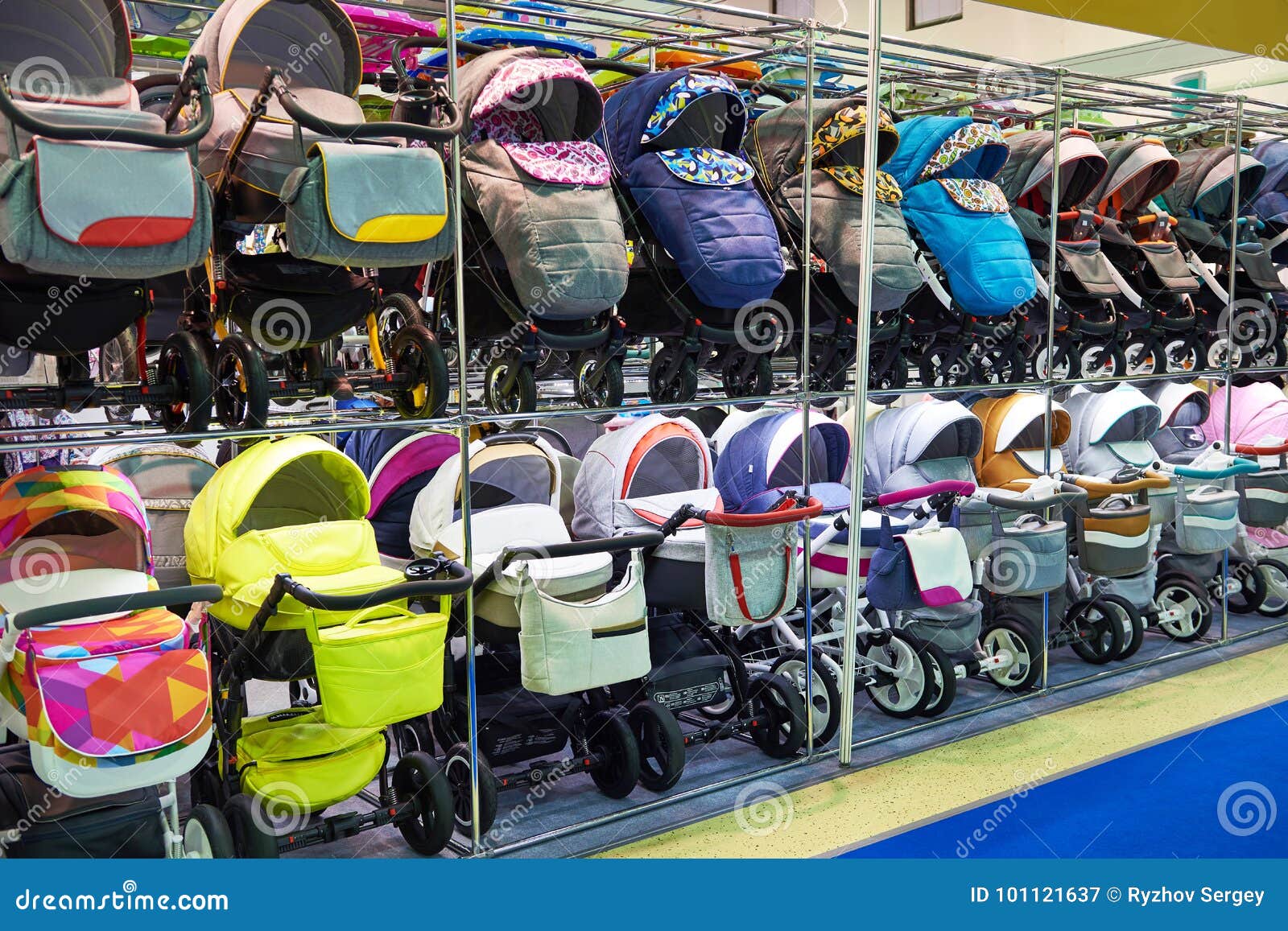 Kinderwagen für Neugeborene im Speicher. Kinderwagen transportieren für Neugeborene im Speicher