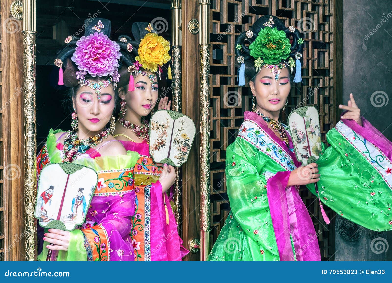 Kinesisk kvinna. Härlig geisha tre i traditionell nationell klänning med fanen ut ur dörren