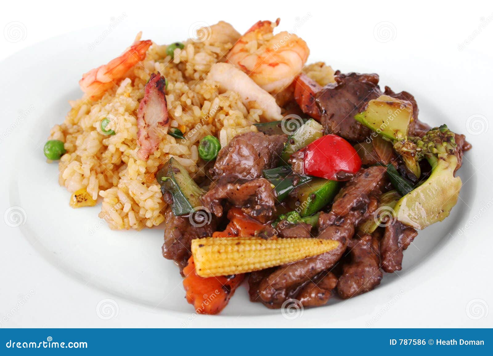 Kinesiskt mål. Stekt mål för bönanötköttblack plate kockar tjänad som specialwhite för rice sås