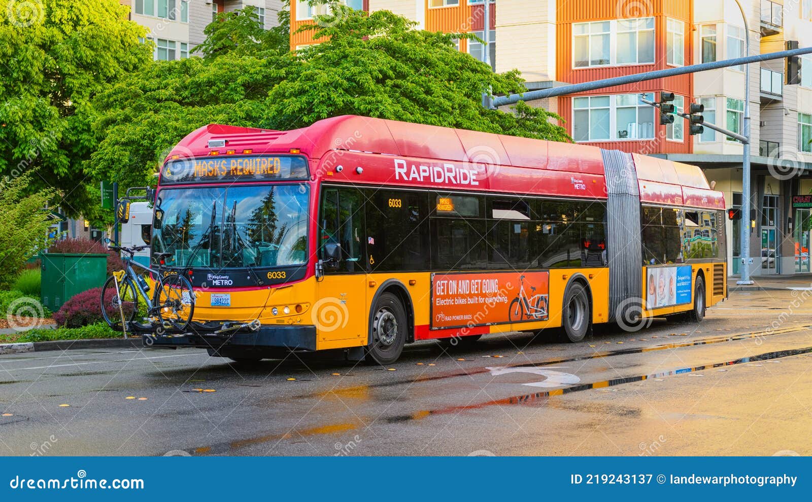 https://thumbs.dreamstime.com/z/king-county-metro-articulated-bus-downtown-redmond-wa-usa-may-rapid-ride-washington-rain-travelling-wet-streets-219243137.jpg