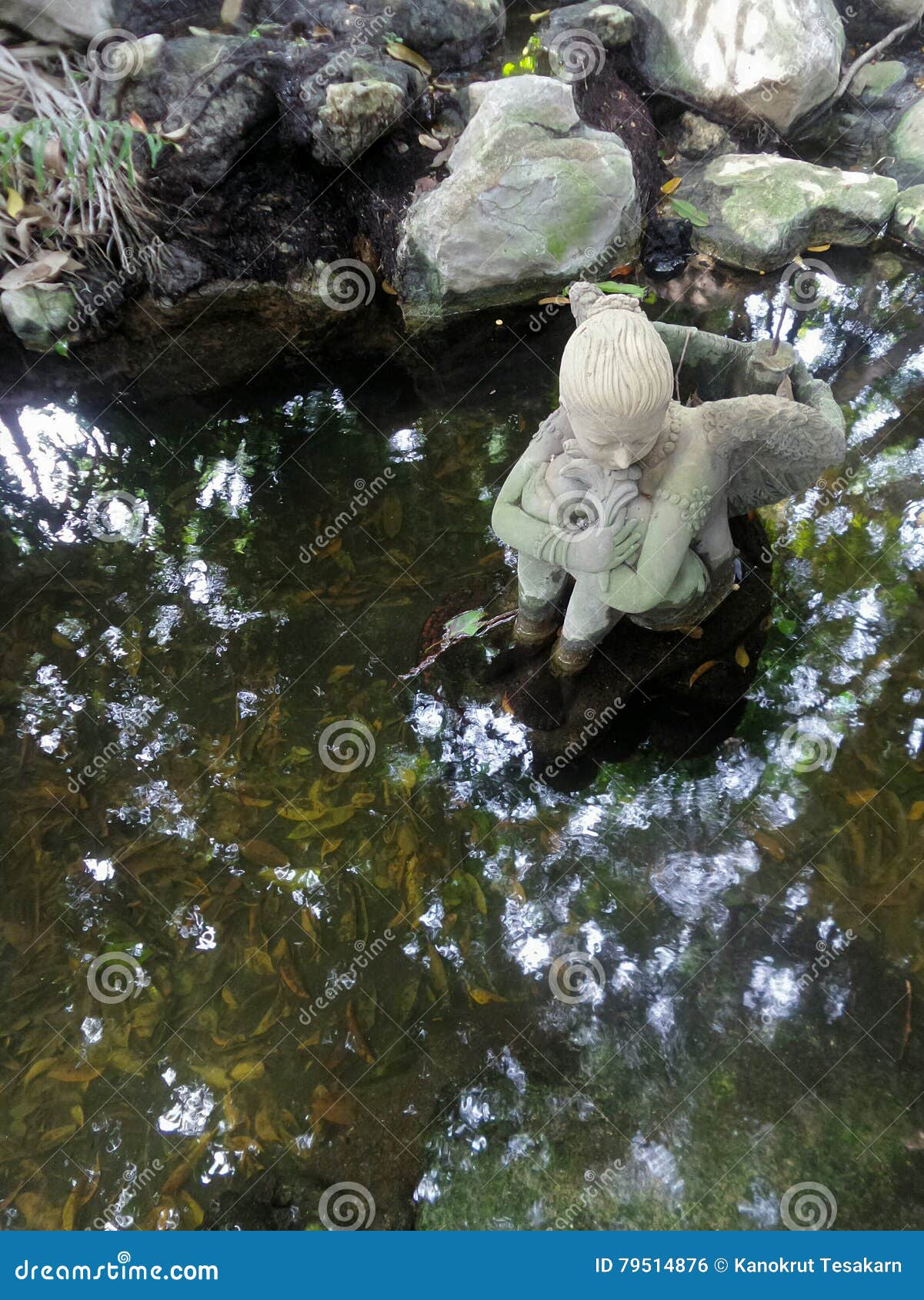 KinnareeSkulptur im Teich stockfoto. Bild von reflexion 79514876