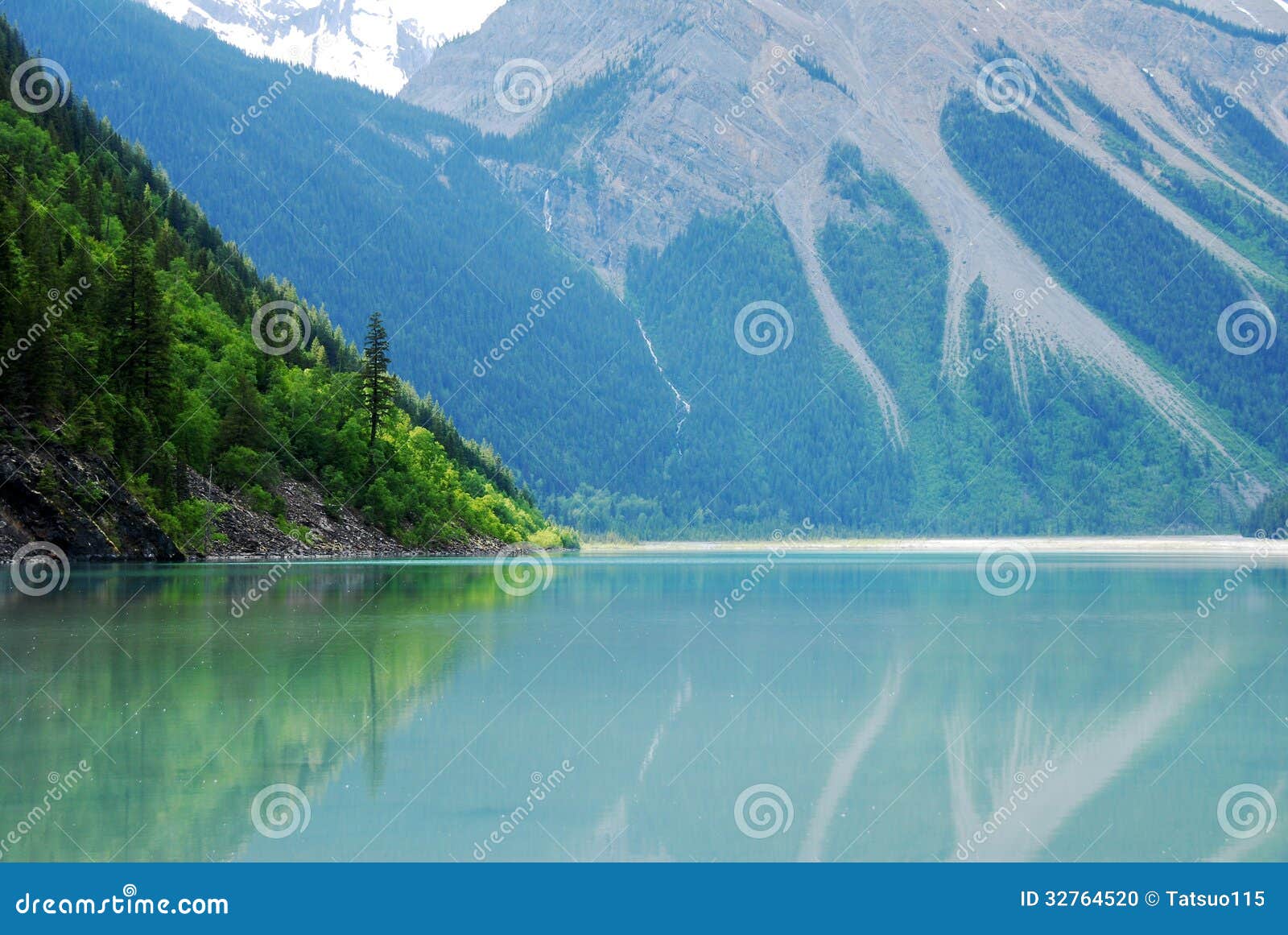 Kinney湖，加拿大人罗基斯，加拿大. Kinney湖用在Mt.罗布森的脚的土耳其玉色水和绿色在春天，罗基斯6月，加拿大人(题写在联合国科教文组织世界遗产名录名单上)，加拿大离开