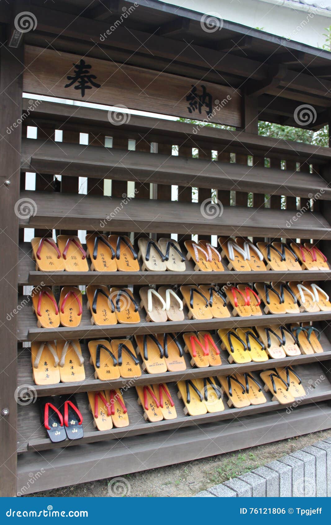 clogs with springs