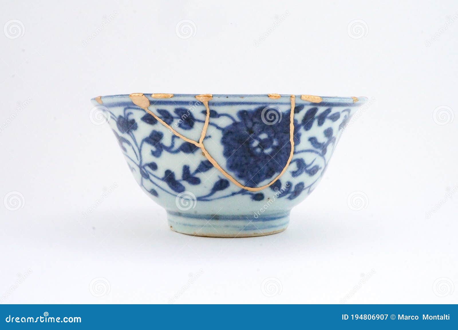 Kintsugi,Bowl.,Gold,Cracks,Restoration,On,Old,Japanese,Pottery