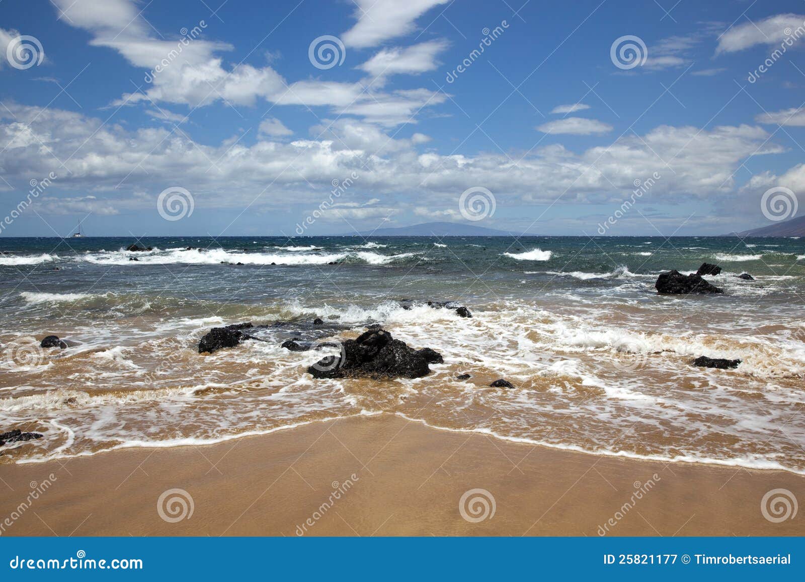 Kipiel & Piasek. Surfuje target94_0_ przeciw skałom na plaży w Wailea, Maui, Hawaje