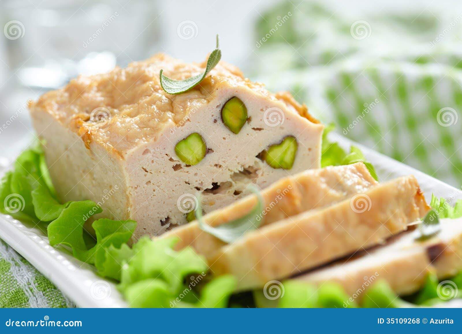 Kippenterrine Met Pistaches Stock Foto Image of terrine, peper 35109268