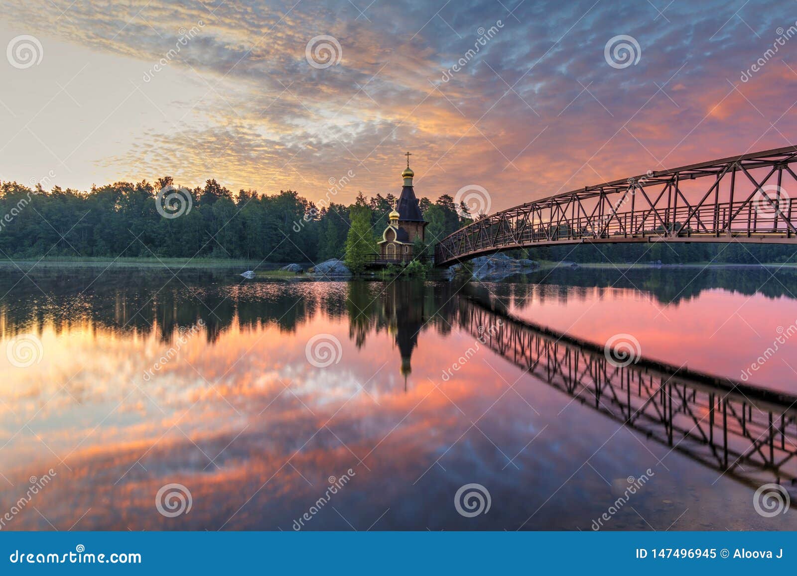 Kirche von Andrew auf dem Fluss Vuoksa Sch?ner Sommersonnenaufgang Leningrad Oblast, Russland