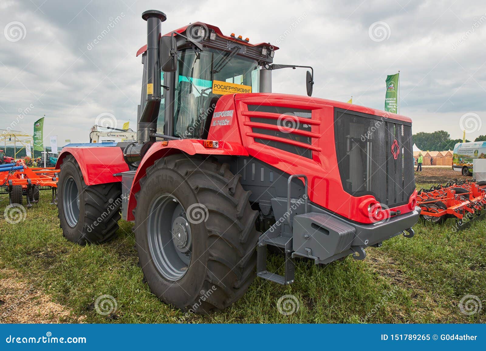 白俄罗斯轮式农用拖拉机 图库摄影片. 图片 包括有 行业, 陈列, 复杂, 困难, 引擎, 现代, 户外 - 163083622