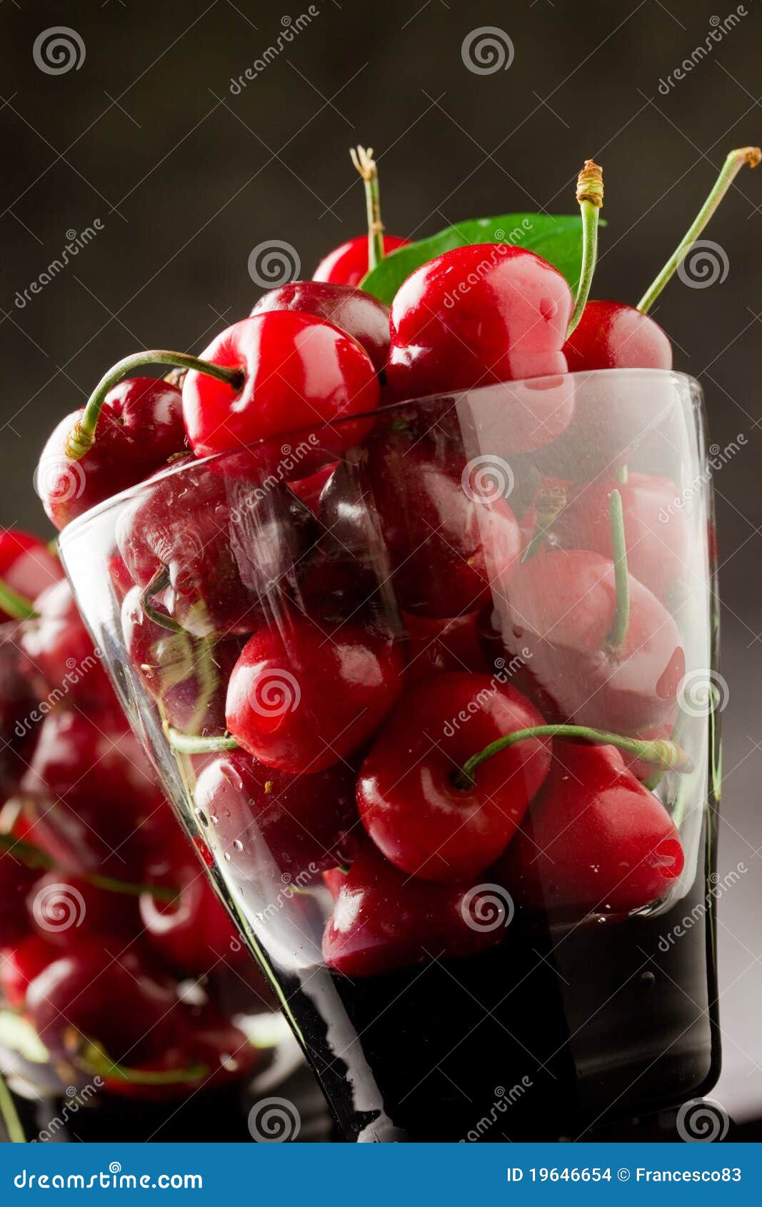 Kirschcocktail 2 stockfoto. Bild von blätter, beere, tropfen - 19646654
