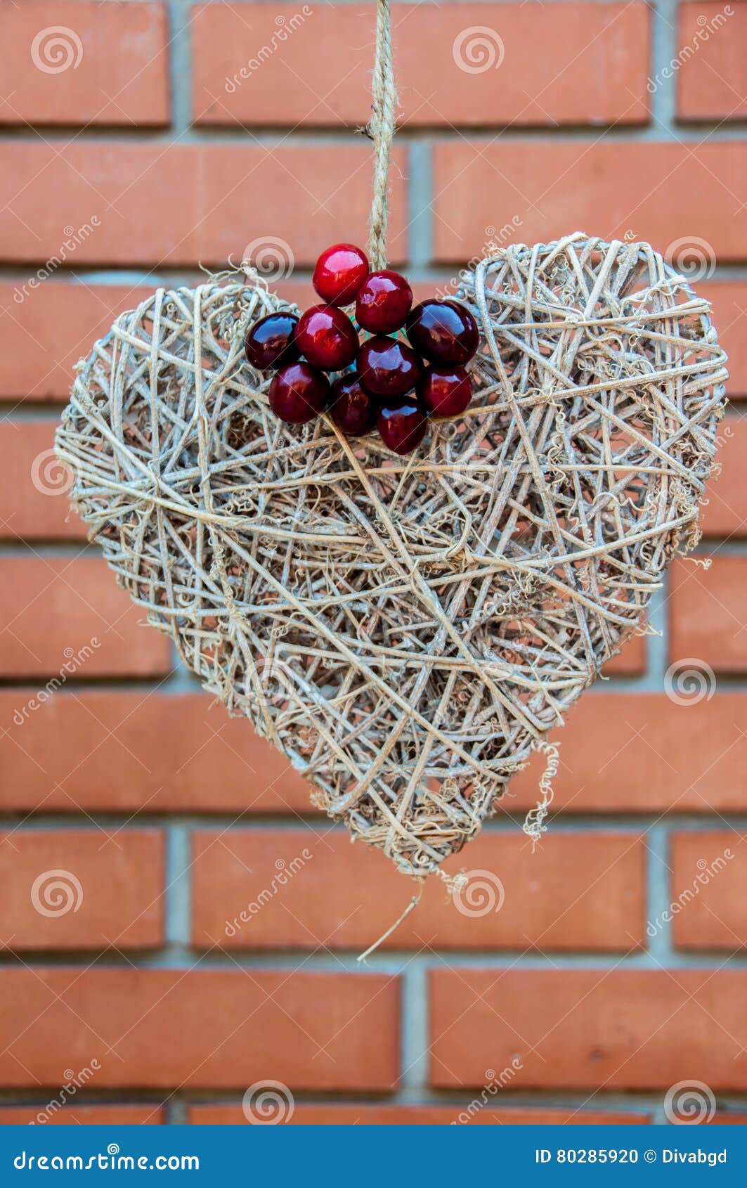 Kirschen mit Herzen stockfoto. Bild von nahrung, auslegung - 80285920