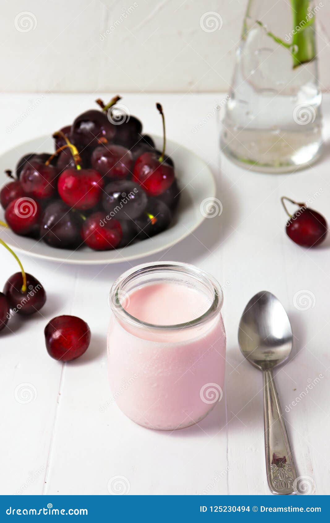 Kirschjoghurt Im Glas, Mit Frischen Kirschen Stockfoto - Bild von ...