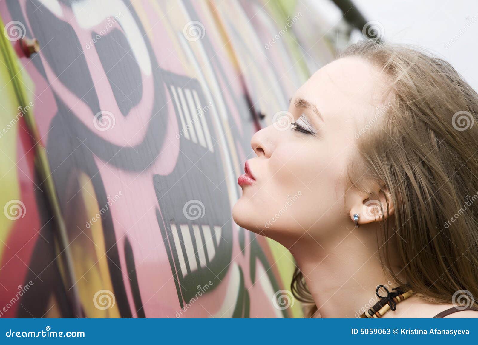 Kiss the Wall editorial stock photo. Image of beauty, female 5059063