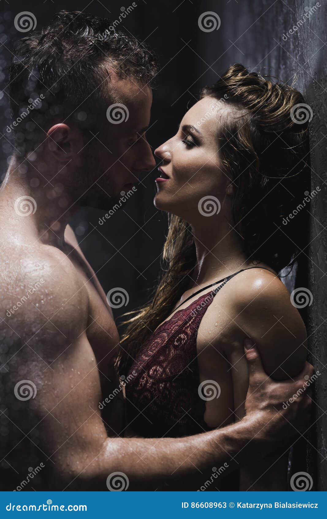 Couple Kissing Shower Kiss Embrasser Sous La Douche