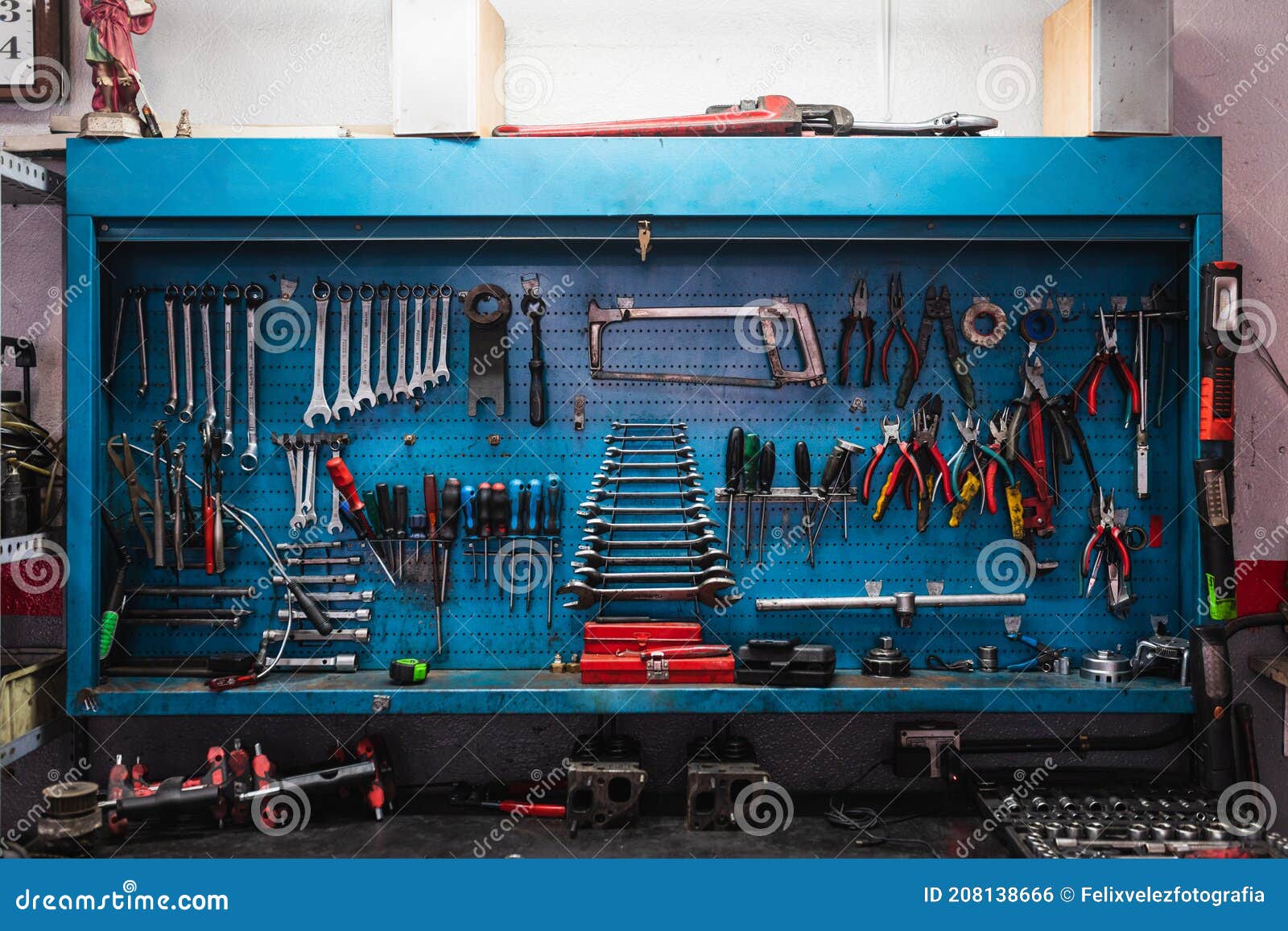 Kit De Ferramentas Em Uma Oficina De Carros. Conceito De Mecânica Automóvel  Foto de Stock - Imagem de toolbox, parafuso: 208138666