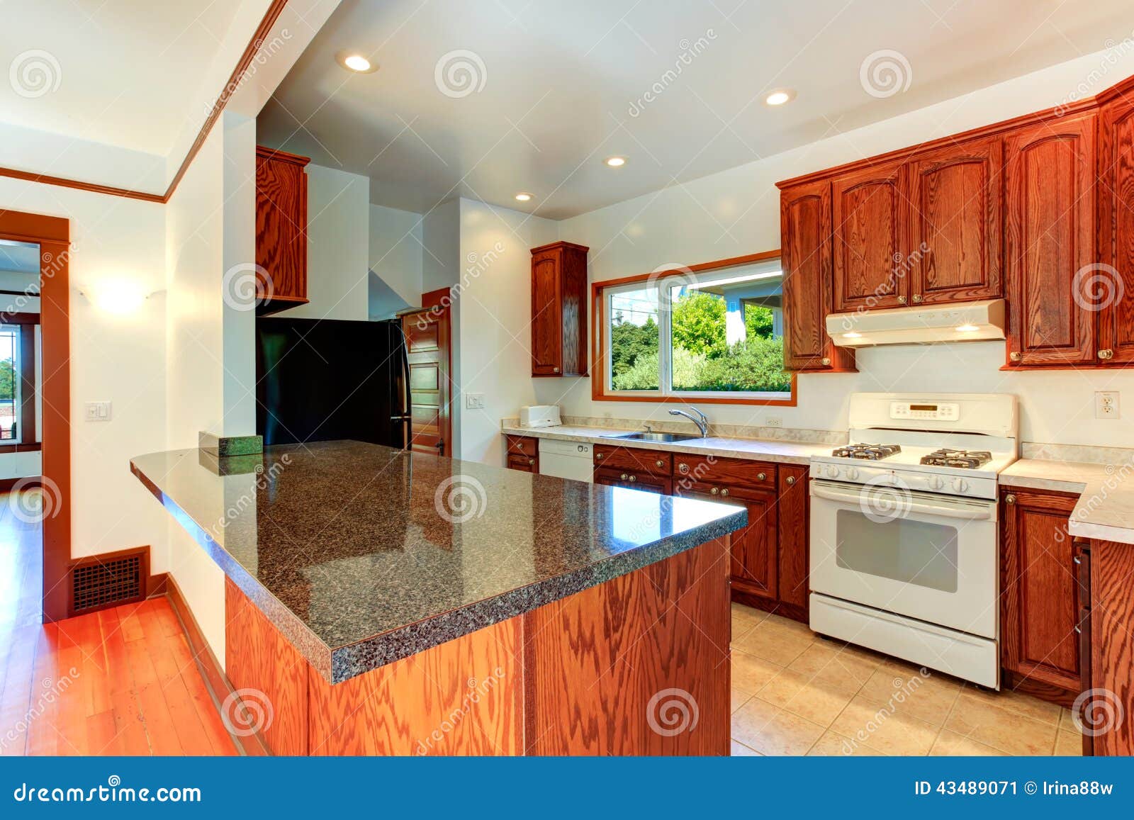 Kitchen Cabinets With Granite Tops And White Appliances Stock