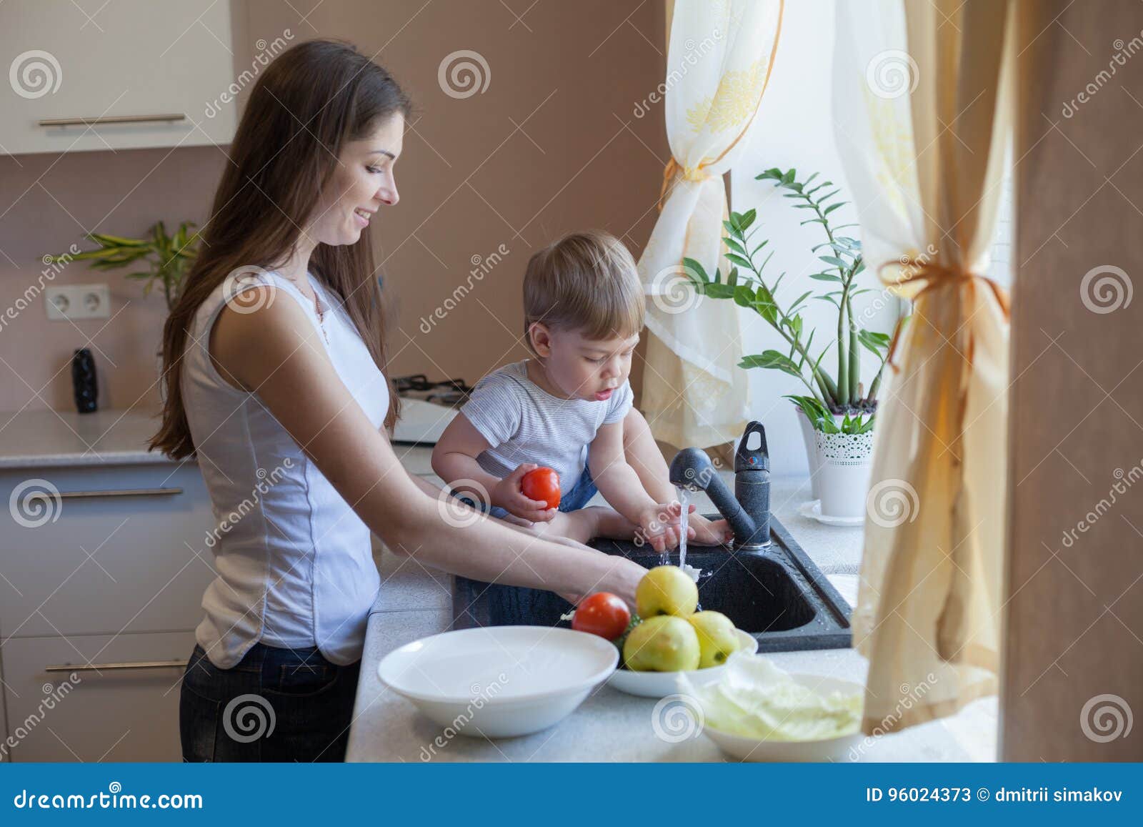 Приходит сын на кухню. Фотосессия мама с сыном на кухне. Молодая мать с сыном 5 лет на кухне. Мать и сын на кухне фото. Сын с мамой хозяйничает.