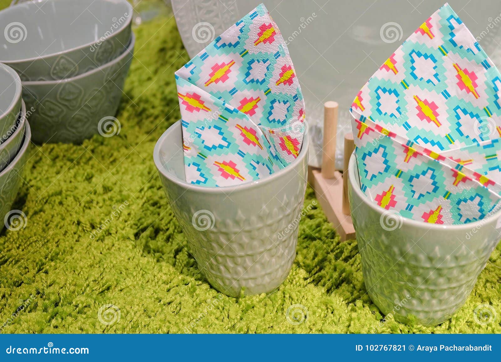 https://thumbs.dreamstime.com/z/kitchen-utensil-set-empty-cups-plates-bowls-paper-napkin-preparing-serve-hot-cold-food-table-set-102767821.jpg