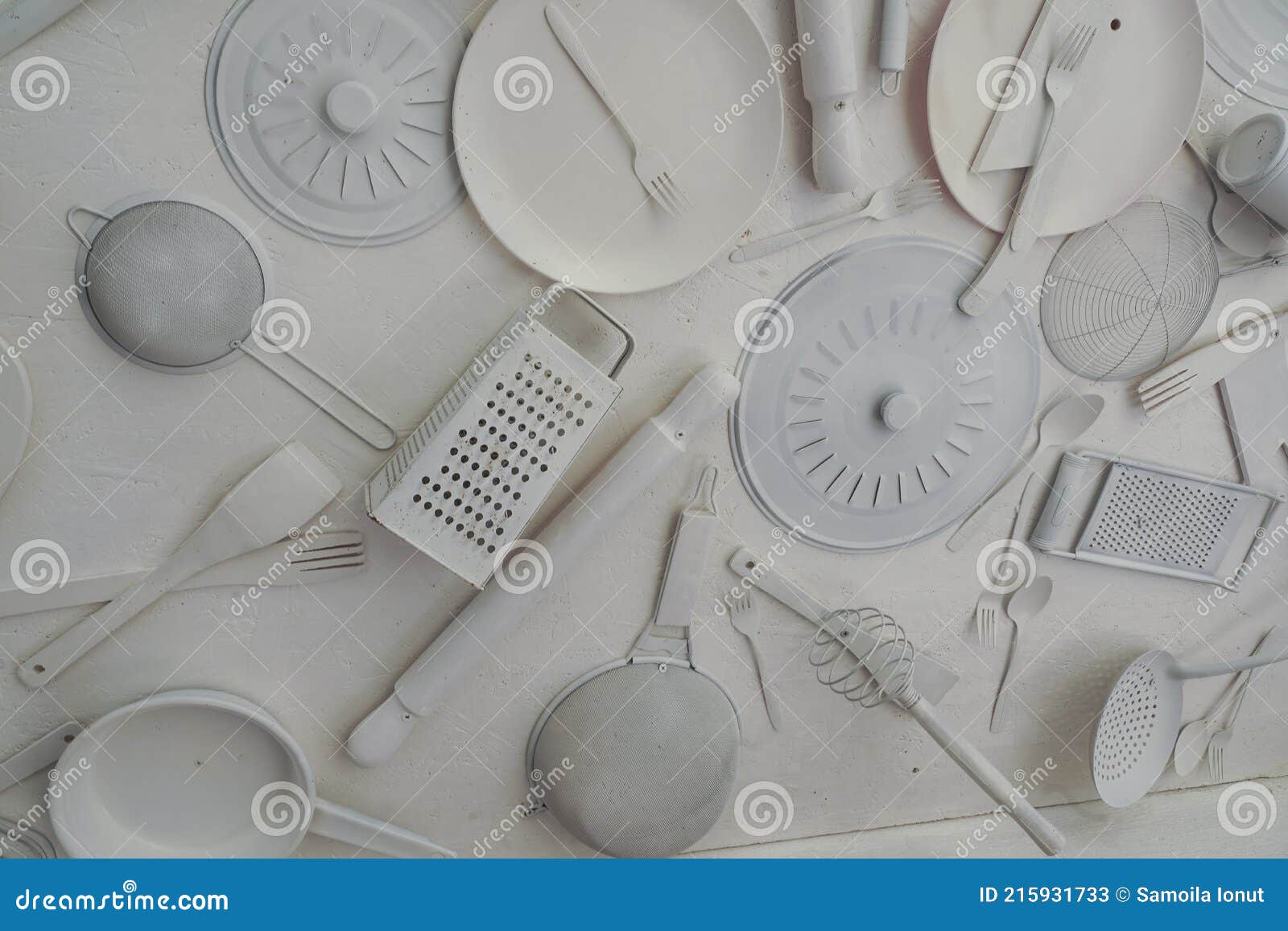 https://thumbs.dreamstime.com/z/kitchen-utensils-used-as-decoration-ceiling-beach-bar-details-idea-215931733.jpg