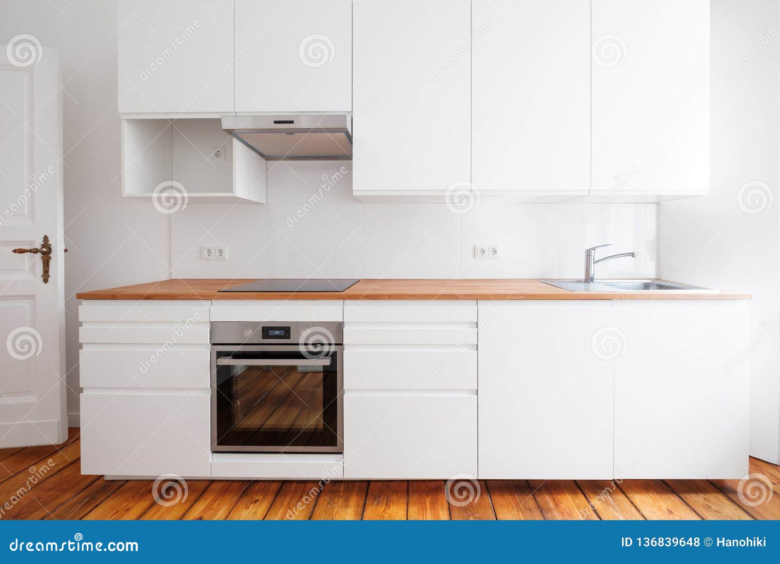 Kitchenette Blanche Nouvellement Vue Frontale De Meubles