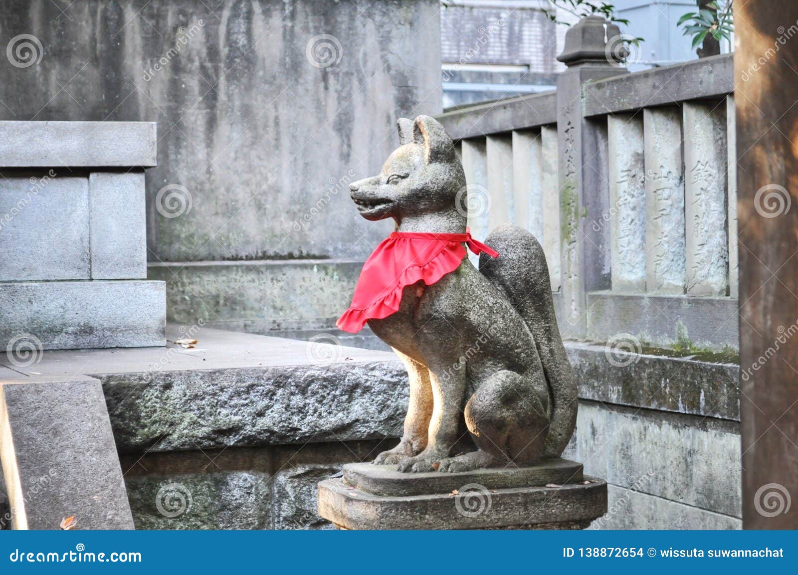 La leyenda de Inarí Kitsune-fox-statue-nezu-shrine-tokyo-japan-kitsune-fox-statue-nezu-shrine-japan-138872654