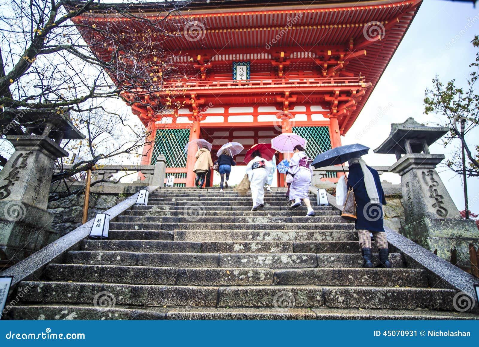 Kyoto Japonia, Listopad, - 25, 2013: Kiyomizu-dera Świątynna brama w Kyoto, Japonia