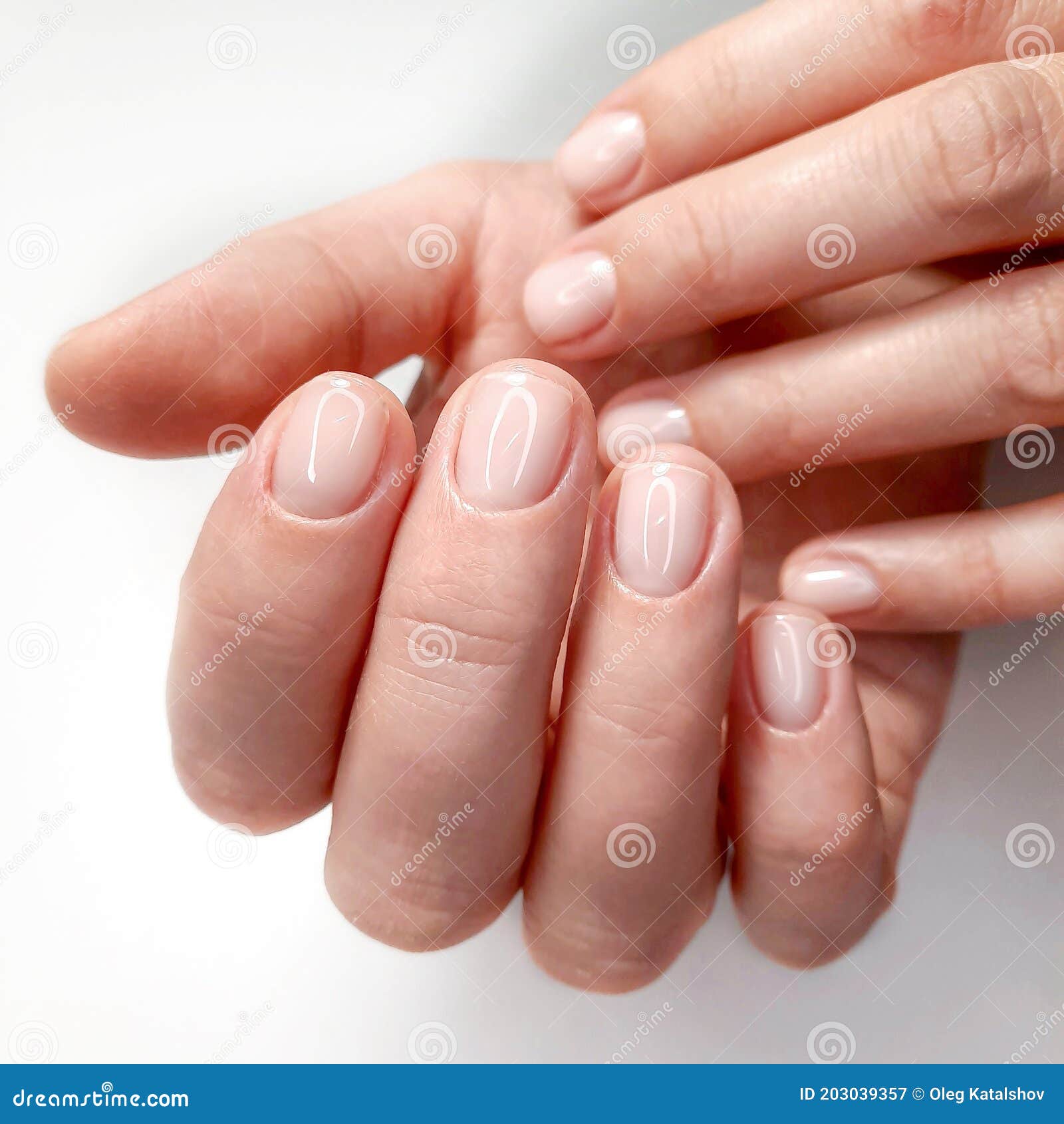 bijkeuken mooi zo begin Klassieke Mest Voor Camouflage. Korte Ronde Nagels Met Doorzichtige  Gelenpoets Stock Afbeelding - Image of vinger, mensen: 203039357