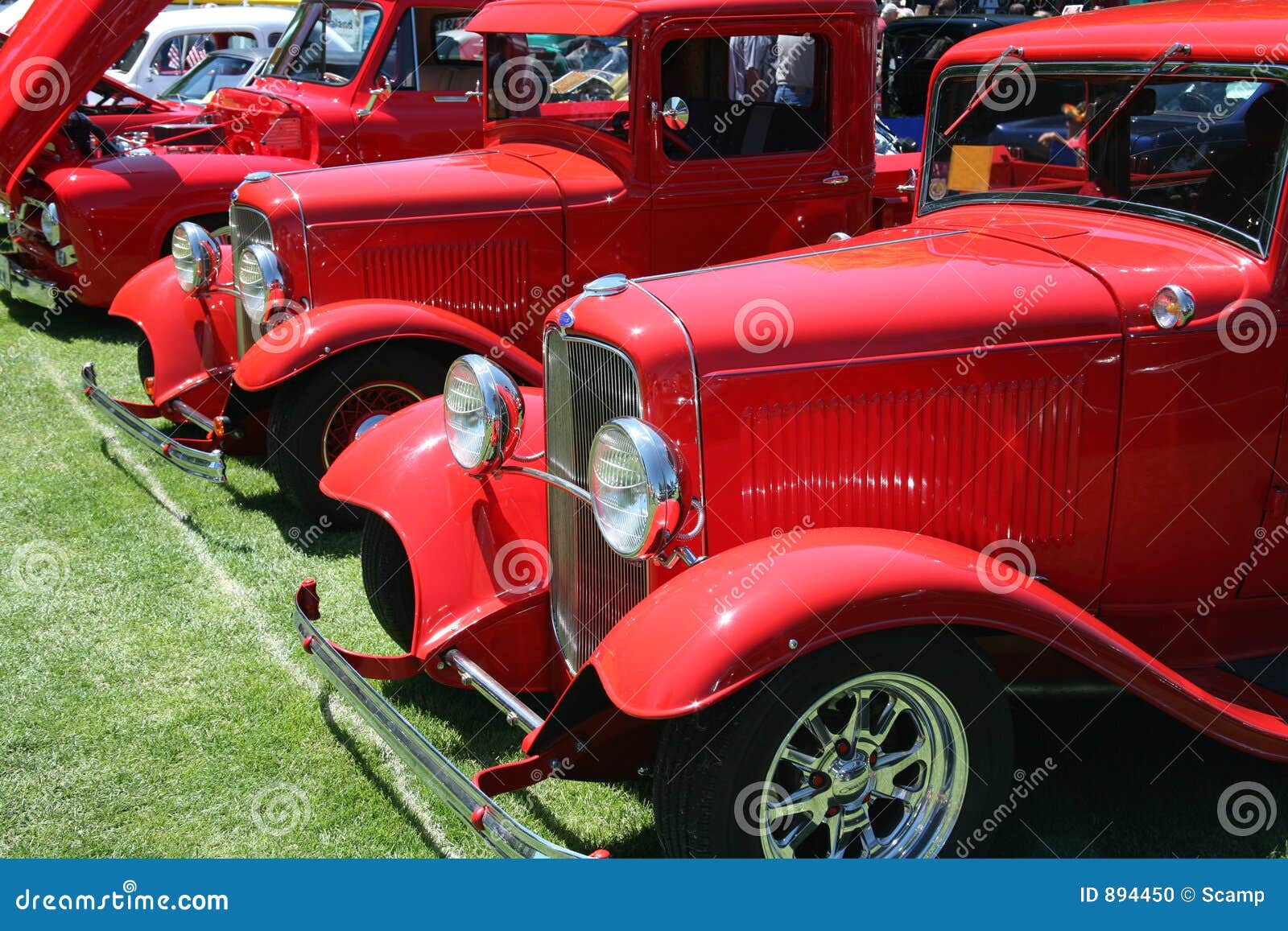 Klassieke Rode Vrachtwagens Stock Foto - Image of straat, antiquiteit