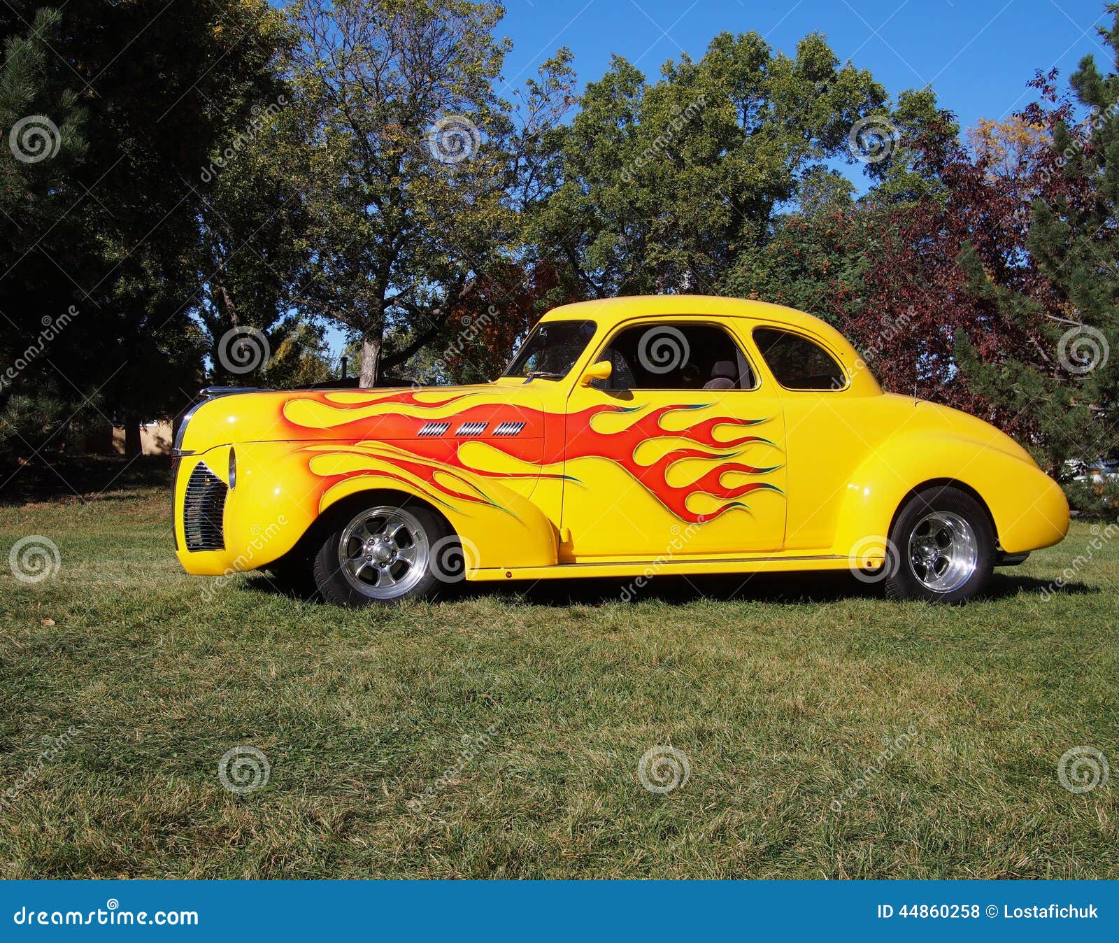 Klassiker Wieder Hergestelltes Gelbes Auto Mit Flammen-Detail  Redaktionelles Stockfoto - Bild von flamme, gelb: 44860258