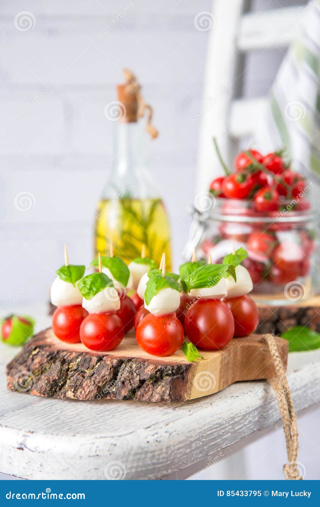 Klassischer Italiener Caprese-Canapes-Salat Mit Tomaten, Mozzarella Und ...