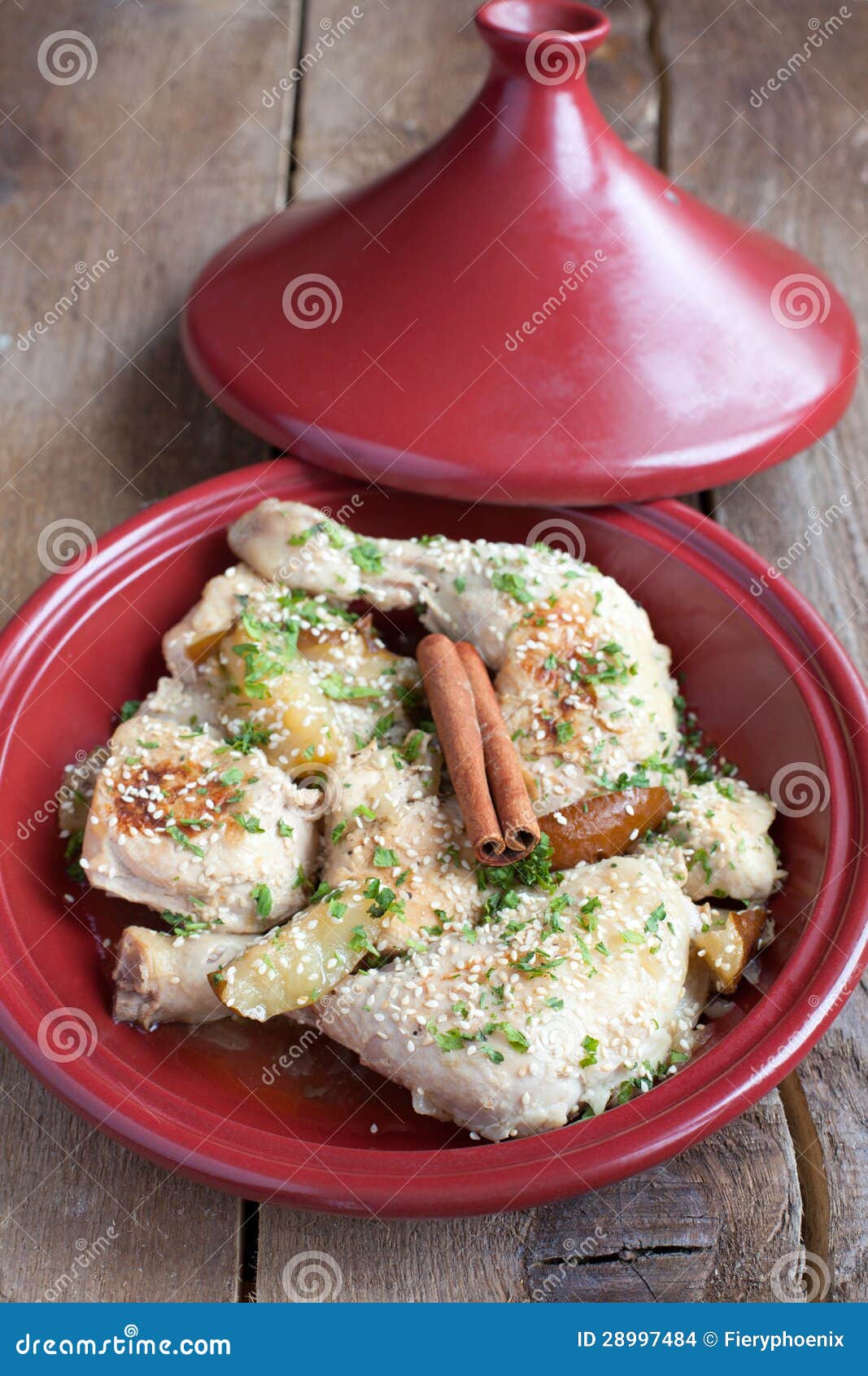 Klassisches Marokkanisches Huhn Tagine Mit Karamellisierten Birnen ...