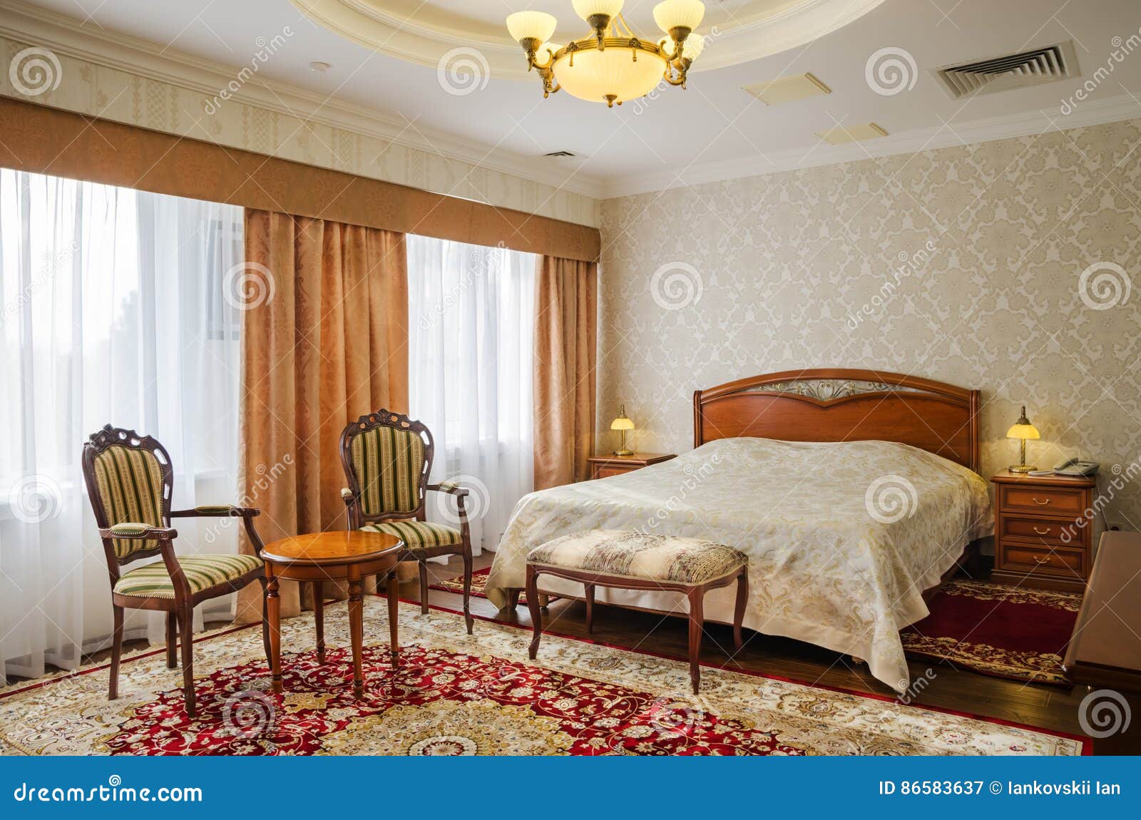 Klassisches Schlafzimmer Mit Einem Großen Doppelbett, Nachttische