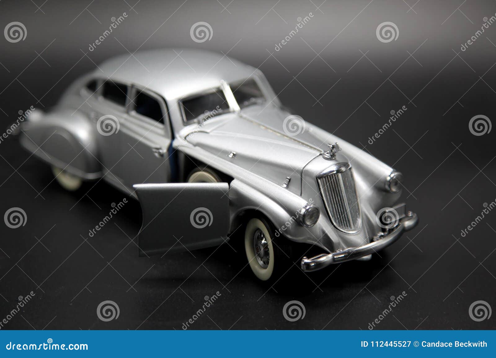 Klassisches silbernes futuristisches Auto-Modell. Dieses ist ein Spielzeug/ein Modell ikonenhaften Pierce Arrows von der ` s Futurismus-Bewegung 1950
