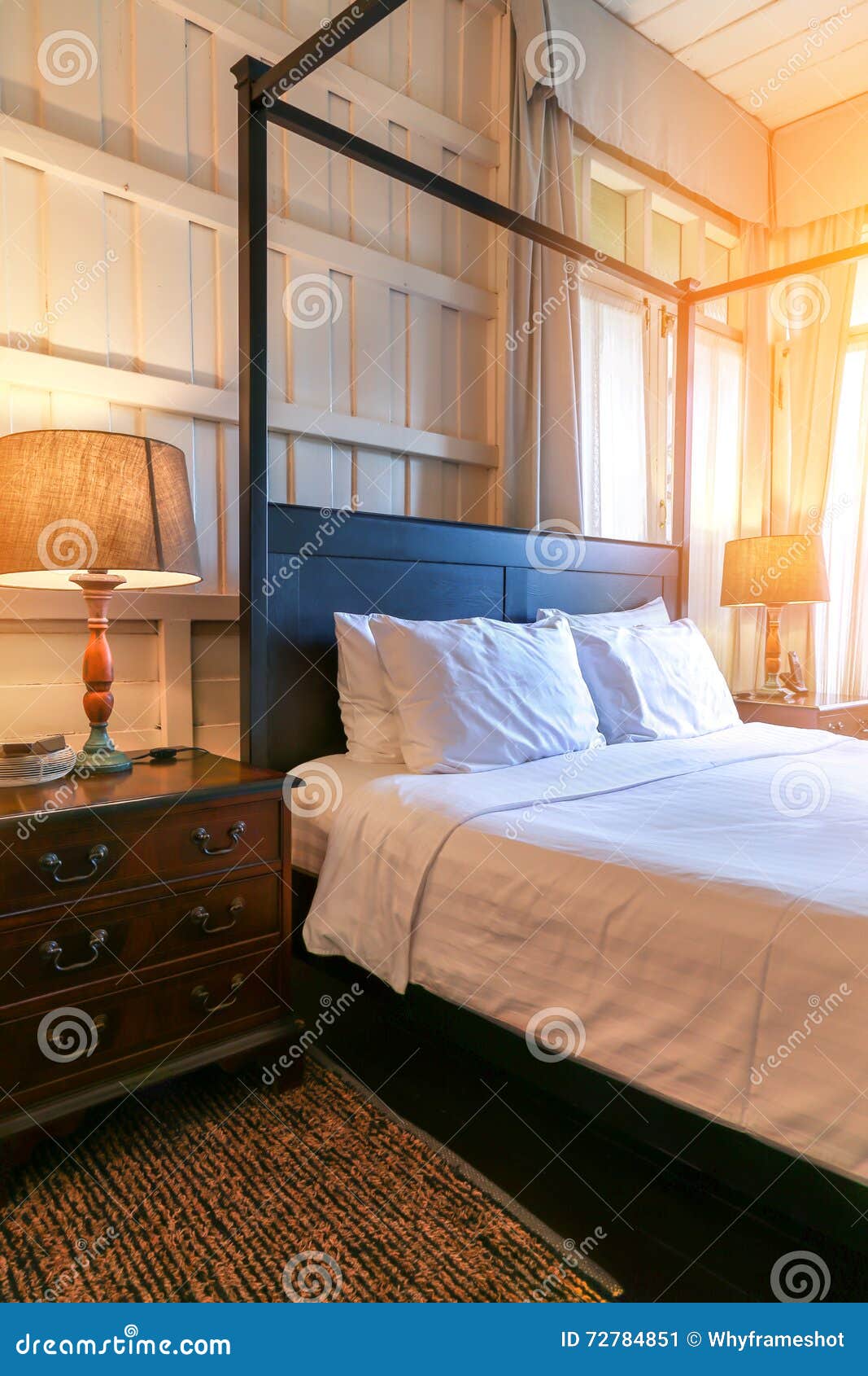 Klassisk sovruminre med gammal lantlig säng arkivfoto bild: 72784851