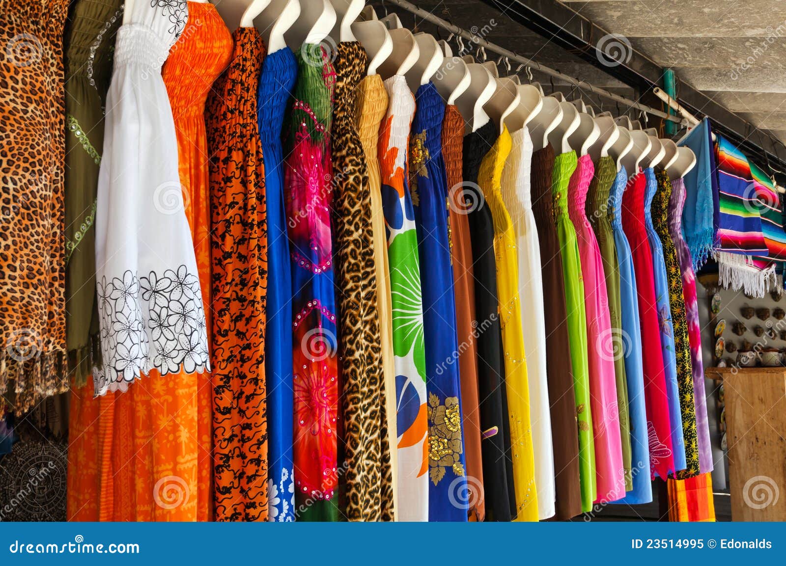 Uitsluiten cel knal Kleding in de Markt stock afbeelding. Image of achtergrond - 23514995