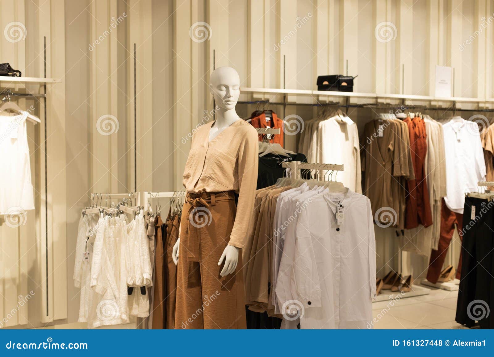 bloeden Verstikkend Teleurgesteld Kleding Van Vrouwen, Op Hangers in Winkels Winkelconcept Stock Foto - Image of consument, binnen: 161327448 bloeden Verstikkend Teleurgesteld Kleding Van Vrouwen, Op Hangers in Winkels Winkelconcept Stock Foto - Image of consument, binnen: 161327448