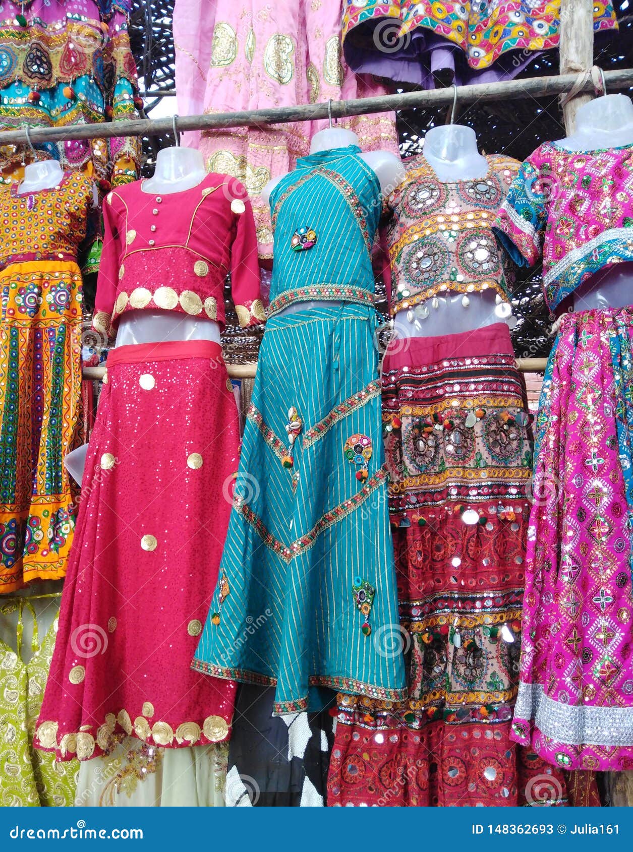 Voor Verkoop Op De Vlooienmarkt Van Woensdaganjuna India, Goa Redactionele Stock Foto - Image of pijl, ambacht: 148362693