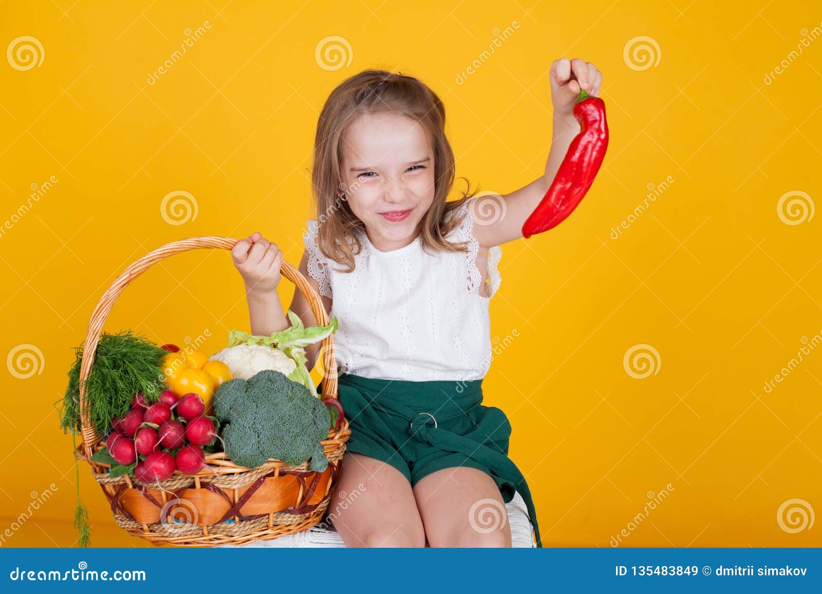 Klein Mooi Meisje Die Een Mand Vers Fruit En Groenten Gezond Voedsel