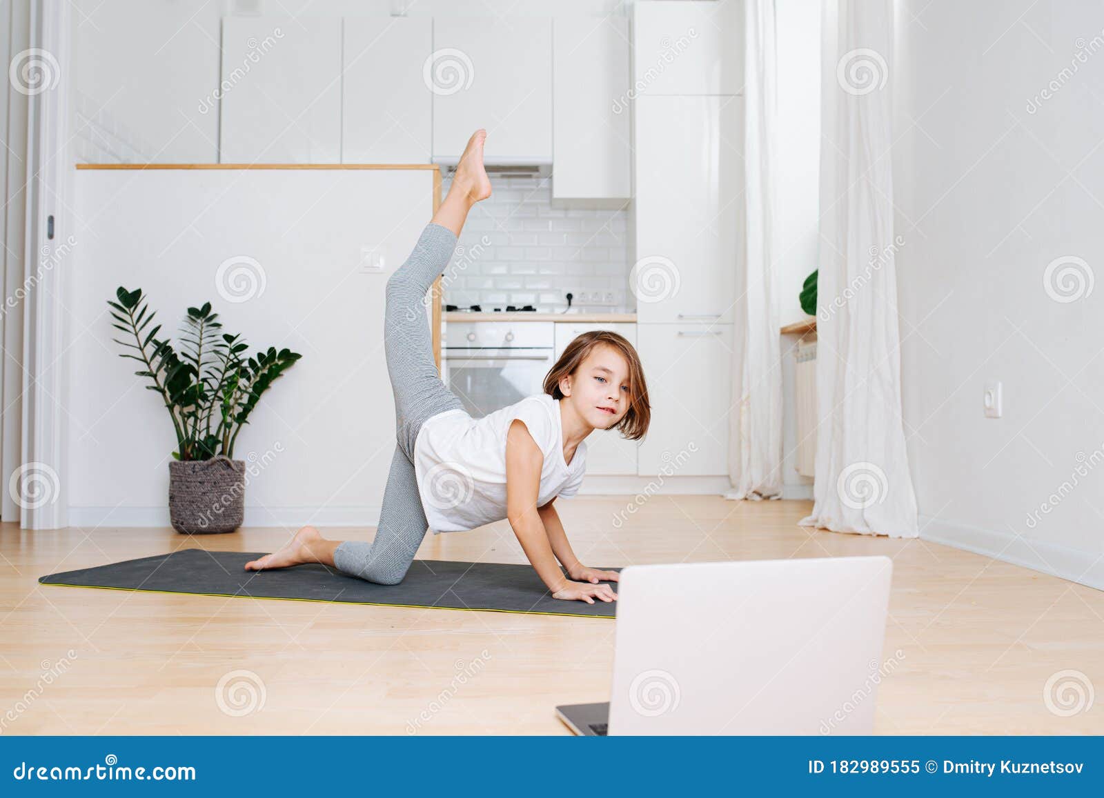 Verslagen werkelijk ruw Klein Schoolmeisje Dat Thuis Een Gymnastiek Uitvoert in Afzondering Stock Afbeelding - Image of notitieboekje, één: 182989555 Verslagen werkelijk ruw Klein Schoolmeisje Dat Thuis Een Gymnastiek Uitvoert in Afzondering Stock Afbeelding - Image of notitieboekje, één: 182989555