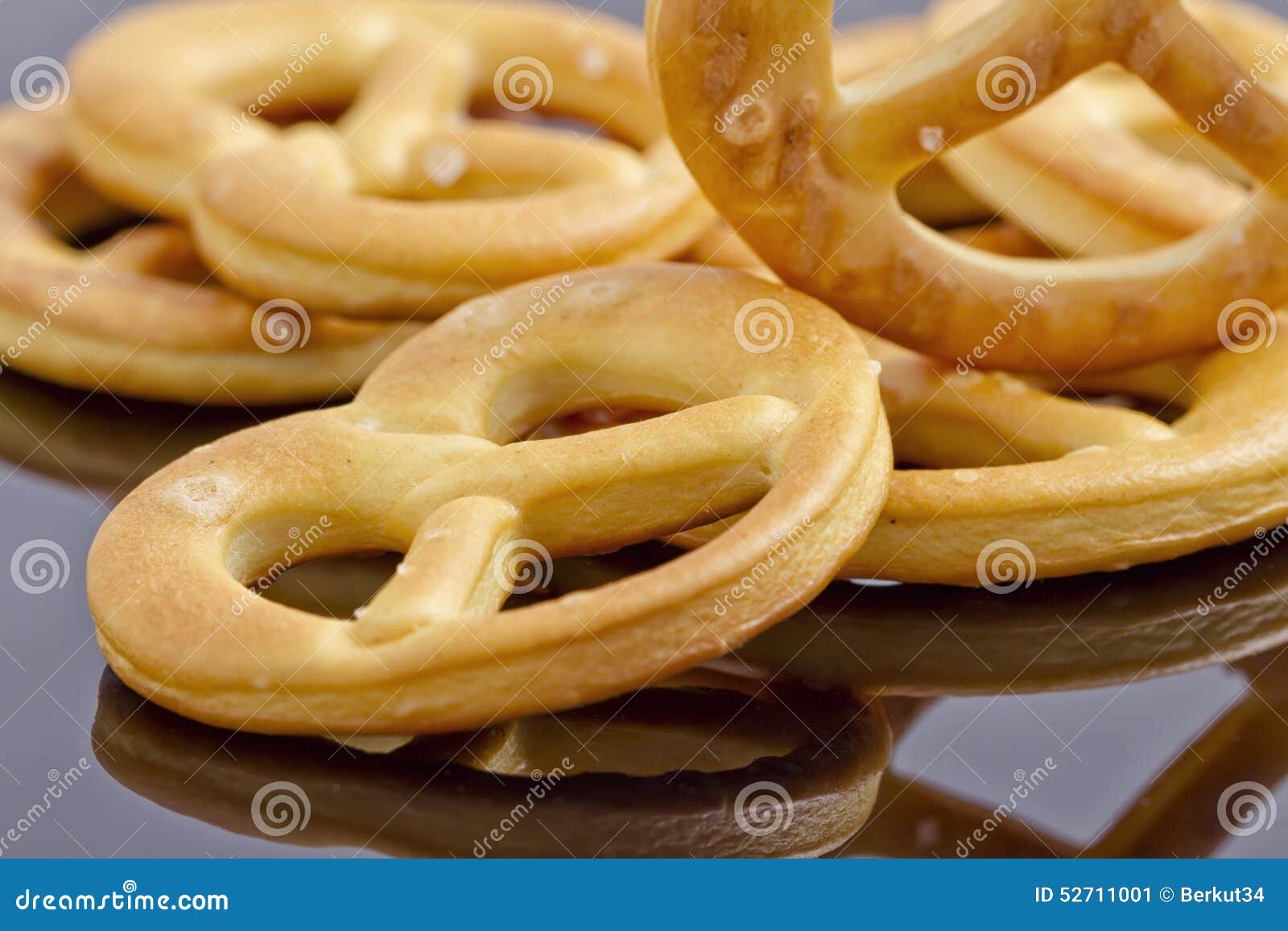 Kleine Cracker als Brezeln stockbild. Bild von salz, gesund - 52711001